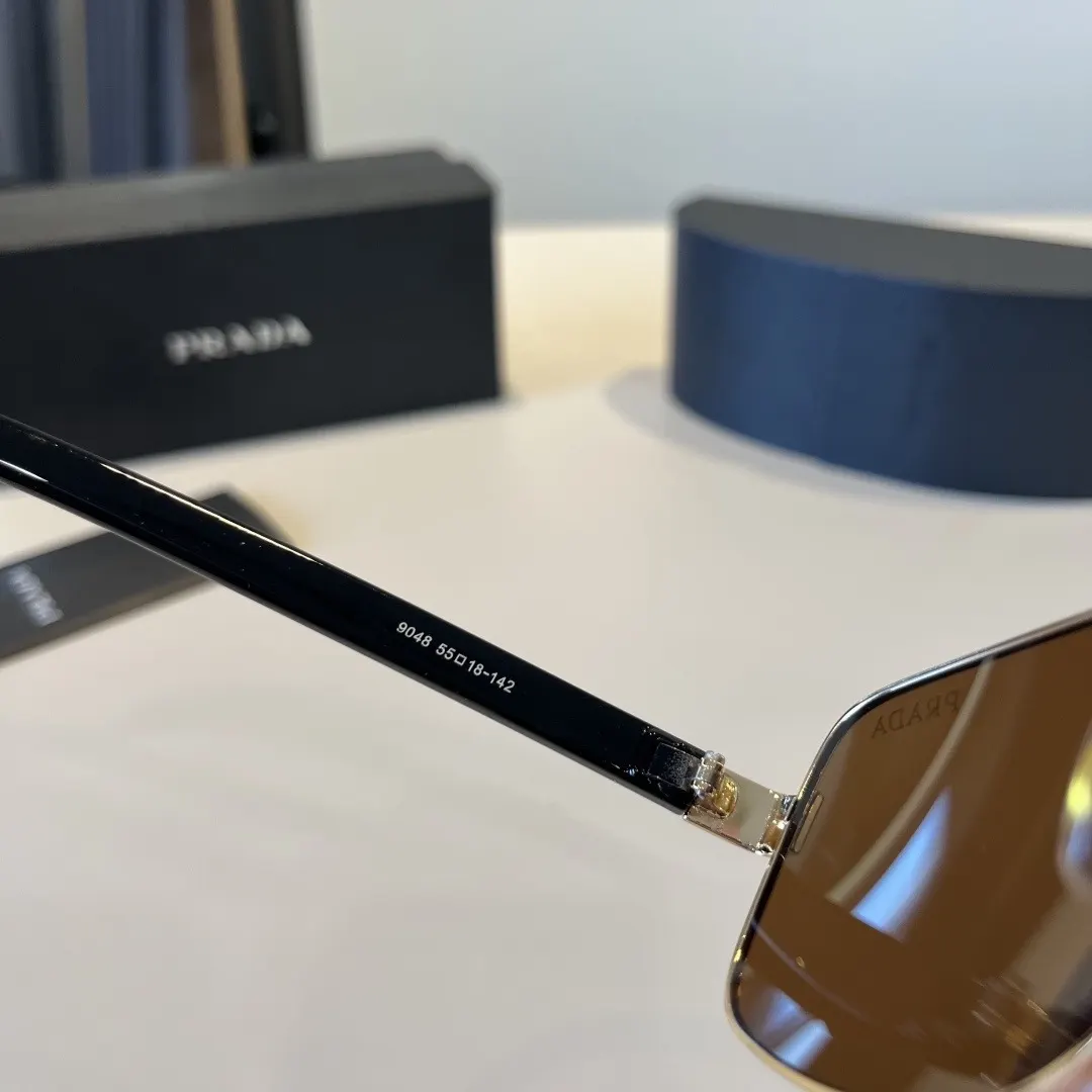 PRADA 太阳眼镜 时尚遮阳款