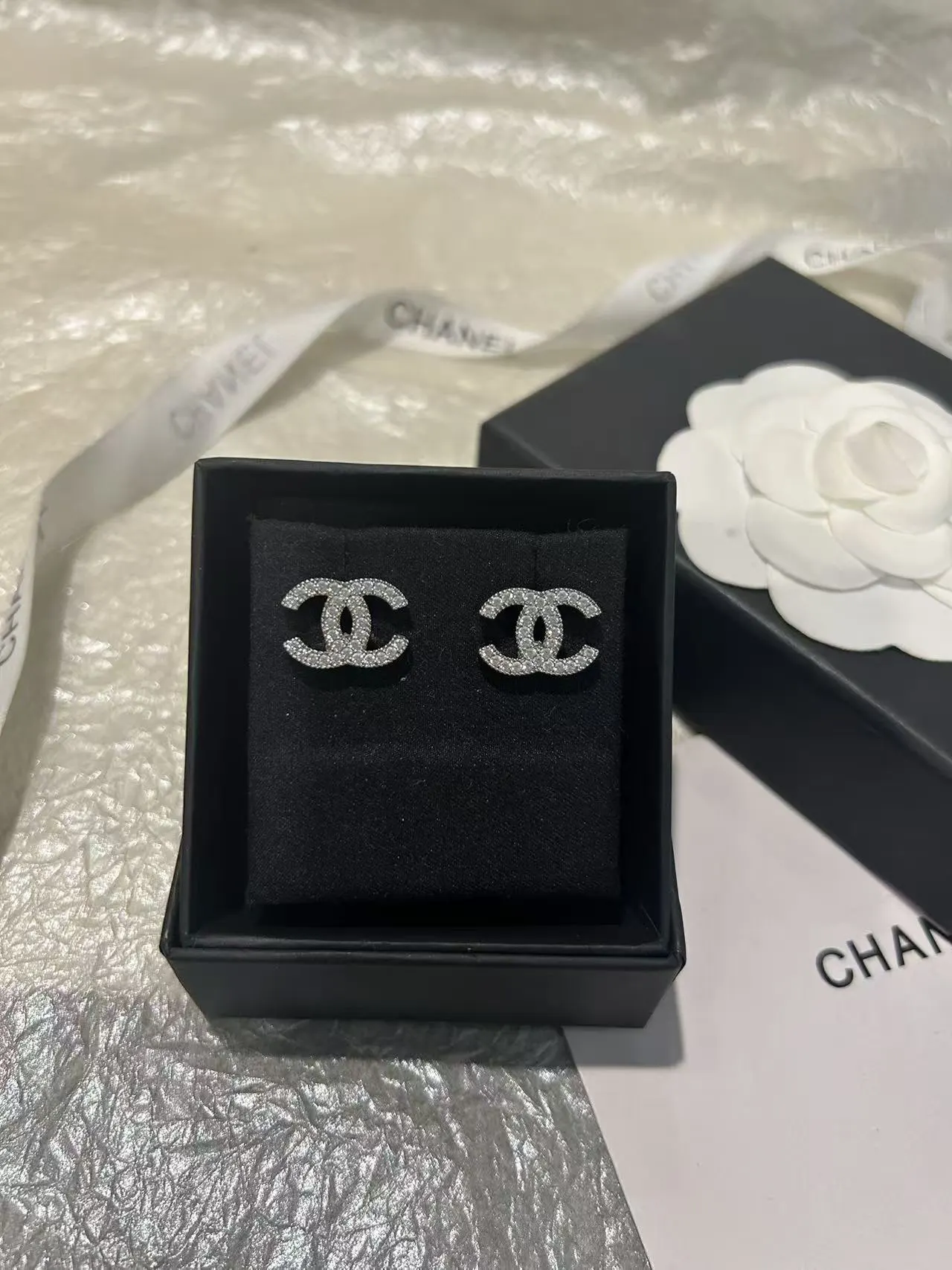 Chanel 银色 满钻 耳钉 小巧点缀 耳饰
