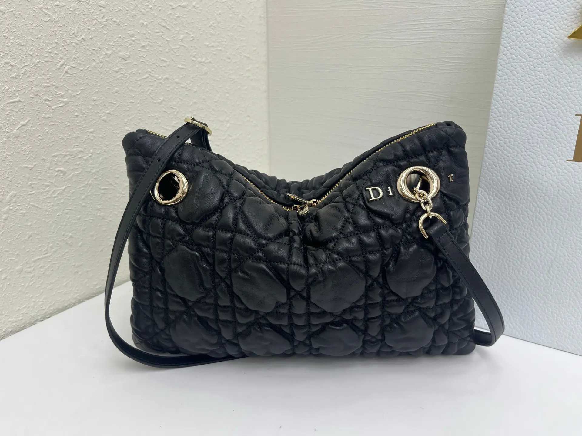 Dior 突显饰以蓬蓬超大藤格纹的新材质 为經典图案注入立体风 鏈條包 精致鏈條款