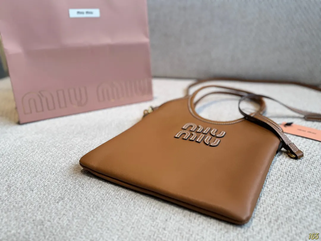 Miu ⃣ 色 miumiu 美式复古神仙迷你托 托特包 大容量托特款