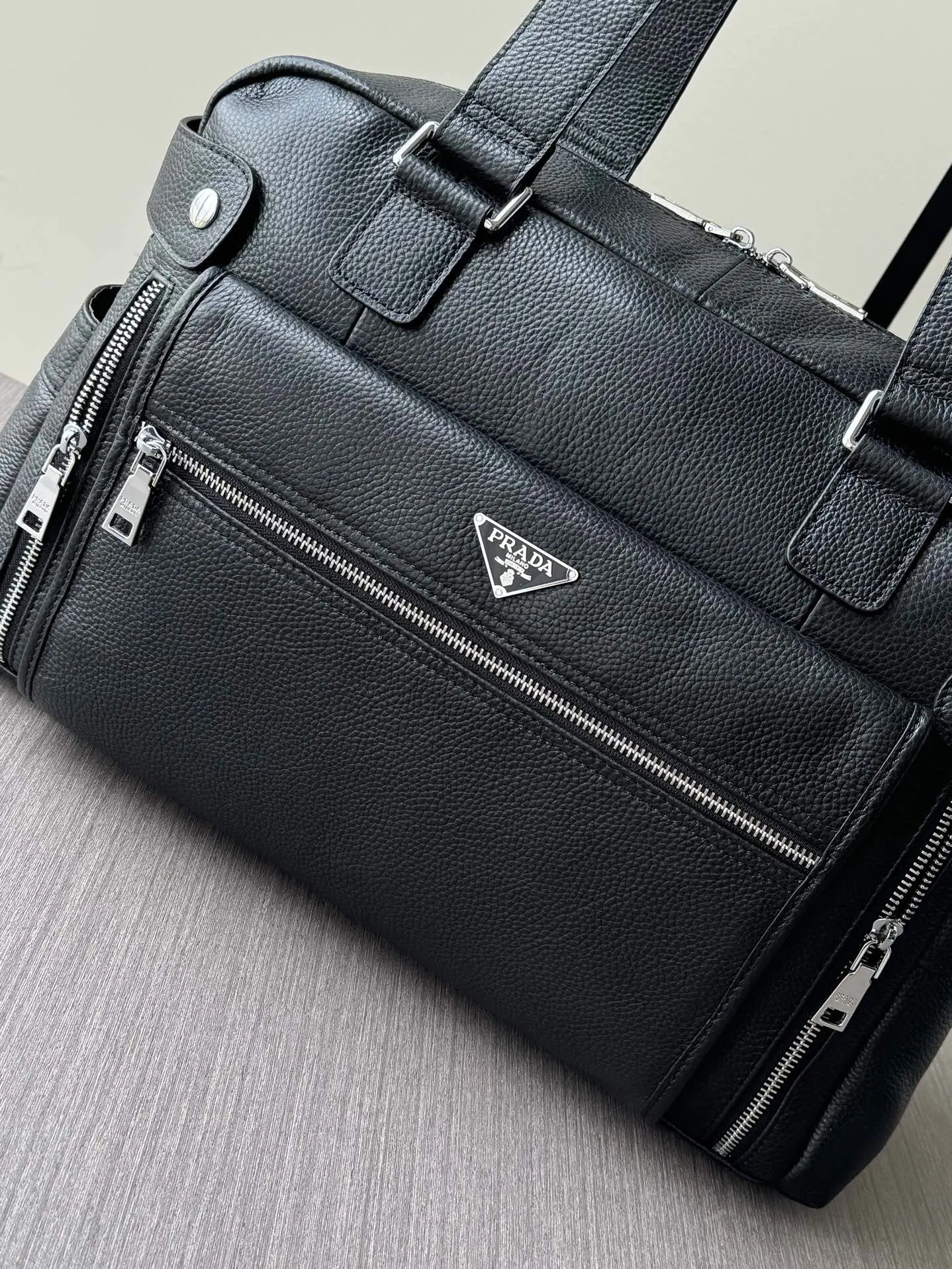 PRADA 黑色 牛皮 Logo 旅行包 轻便实用款
