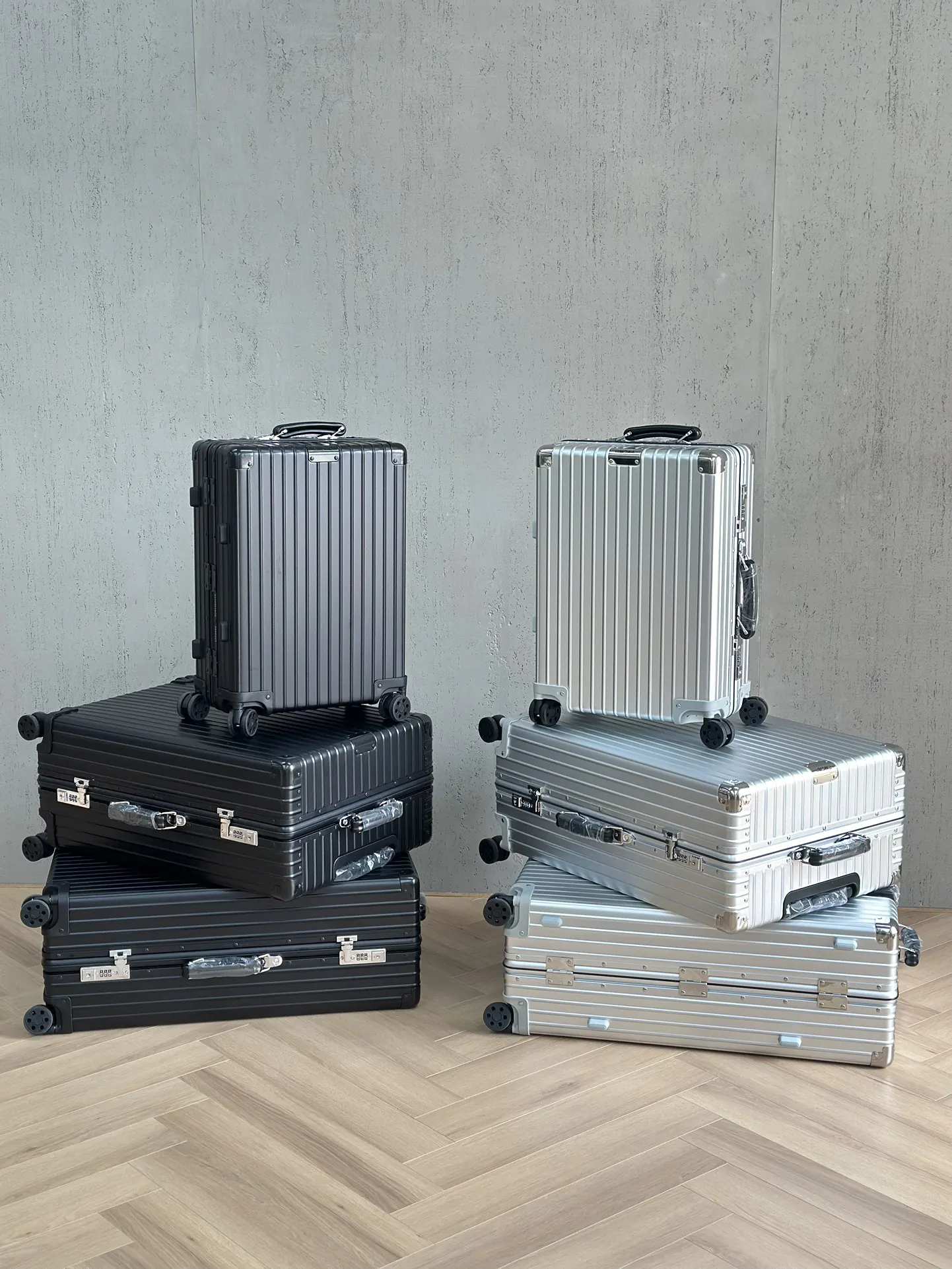 黑色 銀色 宝藏行李箱 你的 梦中情箱 Rimowa 復古 旅行拉杆款 輕便出行款(數字9) 黑色 銀色 宝藏行李箱 你的 梦中情箱 Rimowa 復古 旅行拉杆款 輕便出行款(數字9)