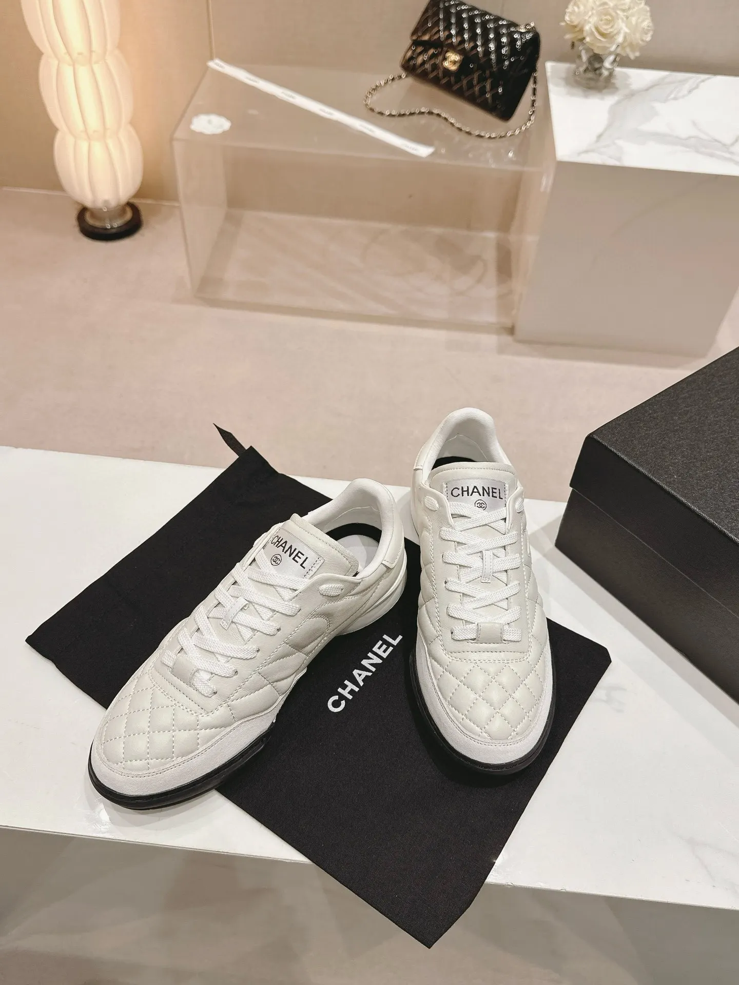 Chanel 白色羊皮休闲鞋 链条细节