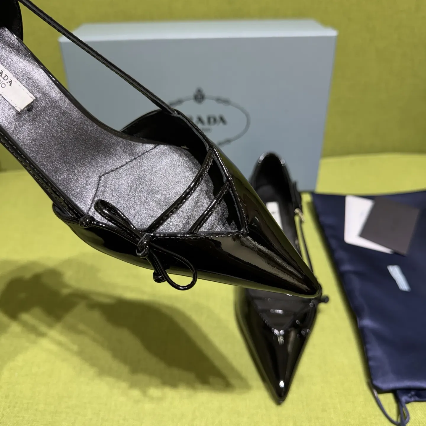 PRADA 羊皮 漆皮 字母 休闲鞋 舒适百搭款
