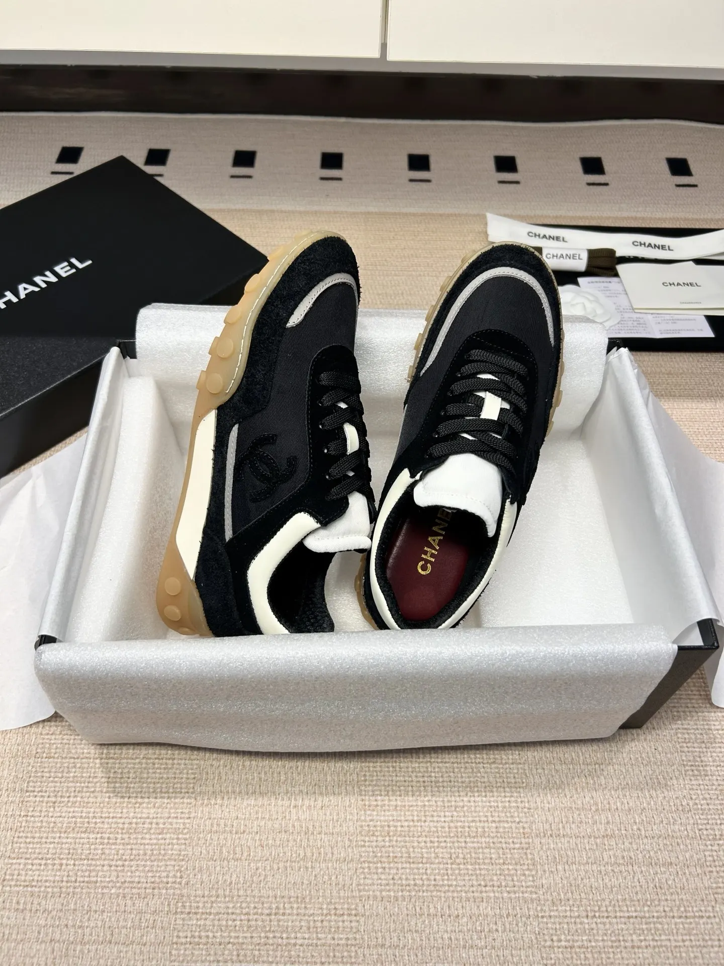 CHANEL 黑白拼色羊皮休闲鞋 红色内衬款