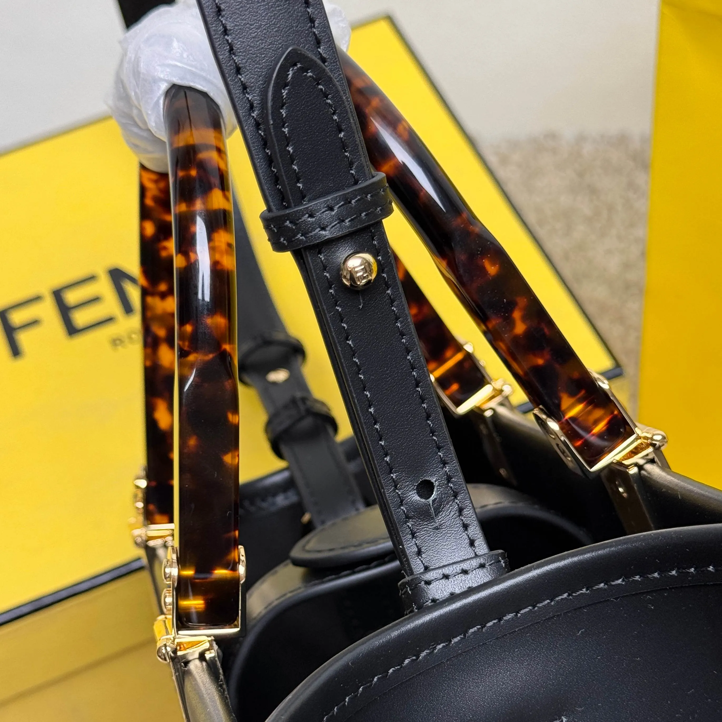 Fendi 黑色 金色 皮革 手拿包 精致手拿款