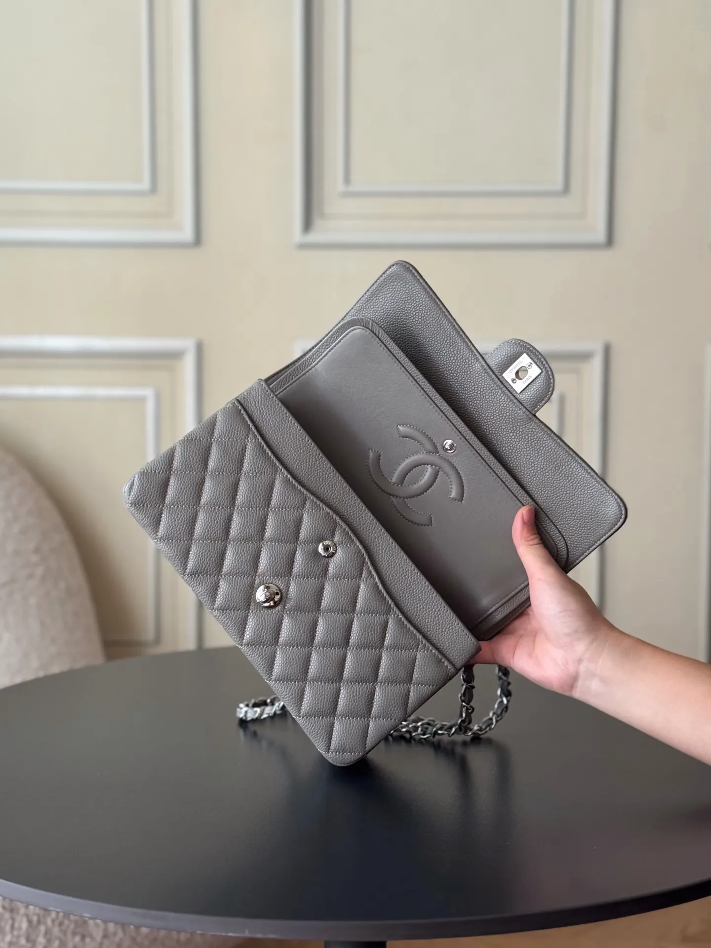 Chanel 灰色鱼子酱牛皮翻盖链条包 金扣