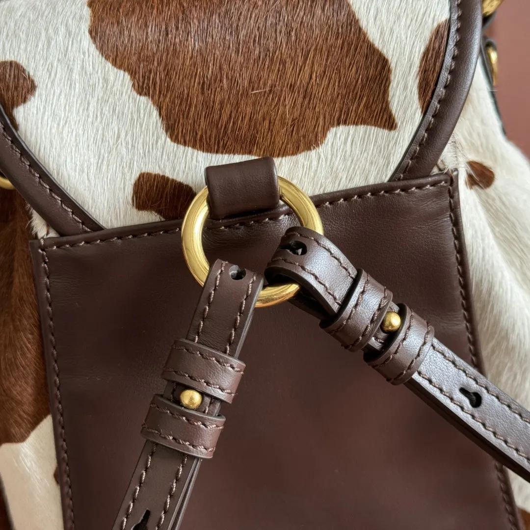 Miu 牛仔 棕白撞色的奶牛纹皮毛材质自带吸睛buff 搭 标志性 雙肩包 实用雙肩款
