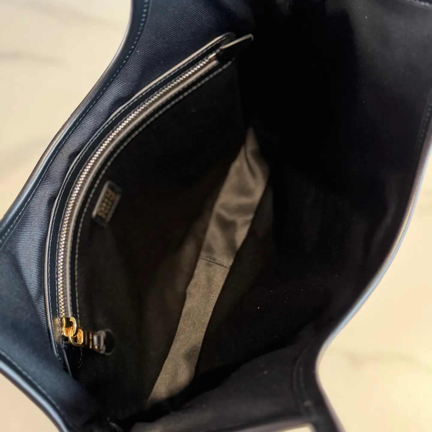 金色 小牛皮 Mi IVY 宽版托特包 柔软小牛皮 金色徽标 大容量托特款