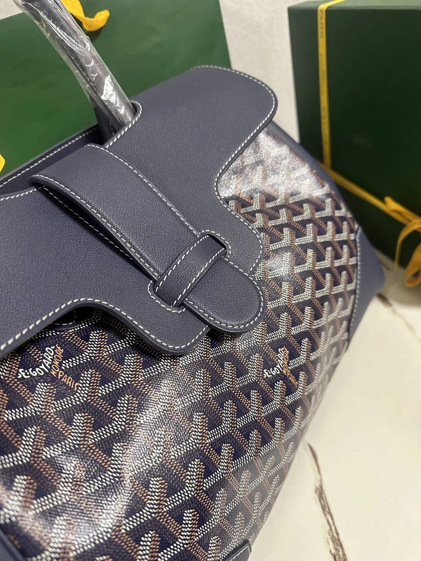 Goyard 小牛皮 无论包是打开还是合上 在内还是在外 它都能与女性生活 托特包 大容量托特款