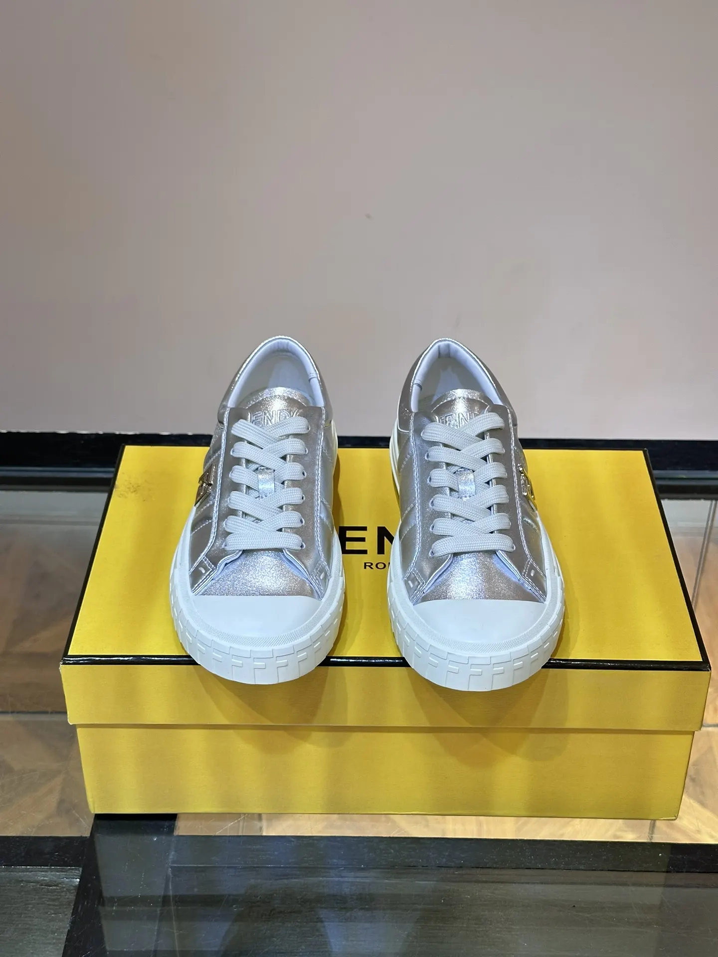 Fendi 運動鞋 休閒百搭款(數字2) Fendi 運動鞋 休閒百搭款(數字2)