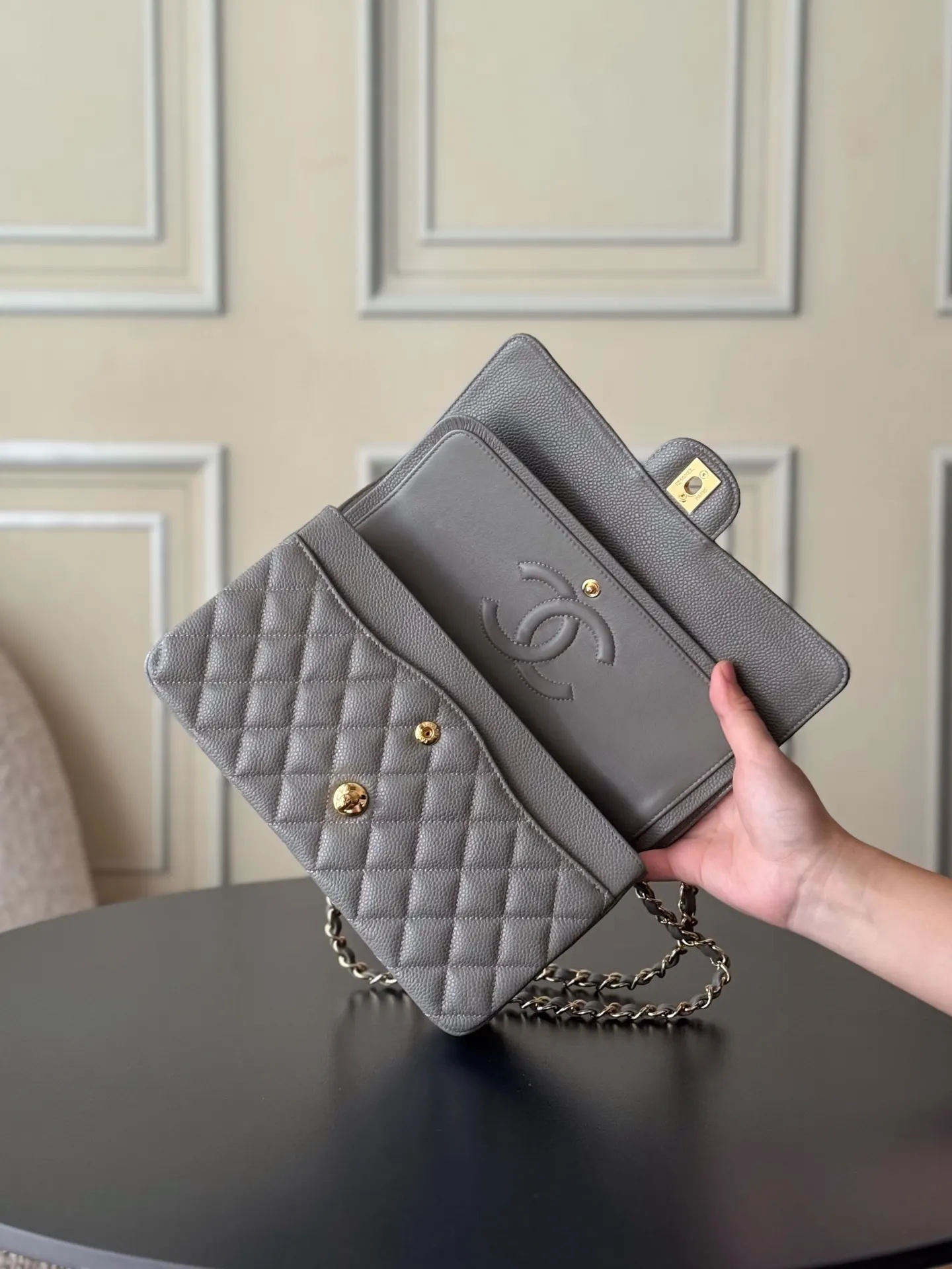 Chanel 深灰色魚子醬牛皮翻蓋鏈條包 金扣