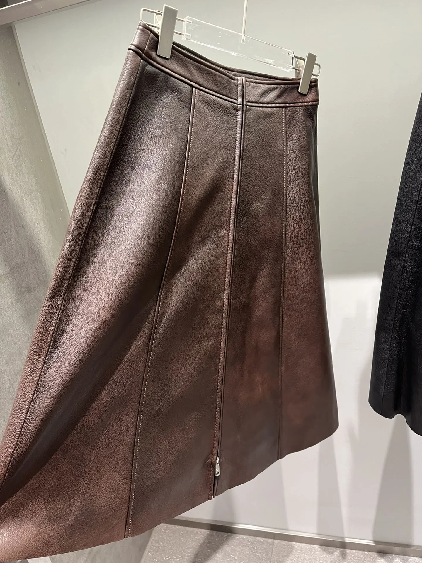Prada 羊皮 Logo 半身裙 包臀修身