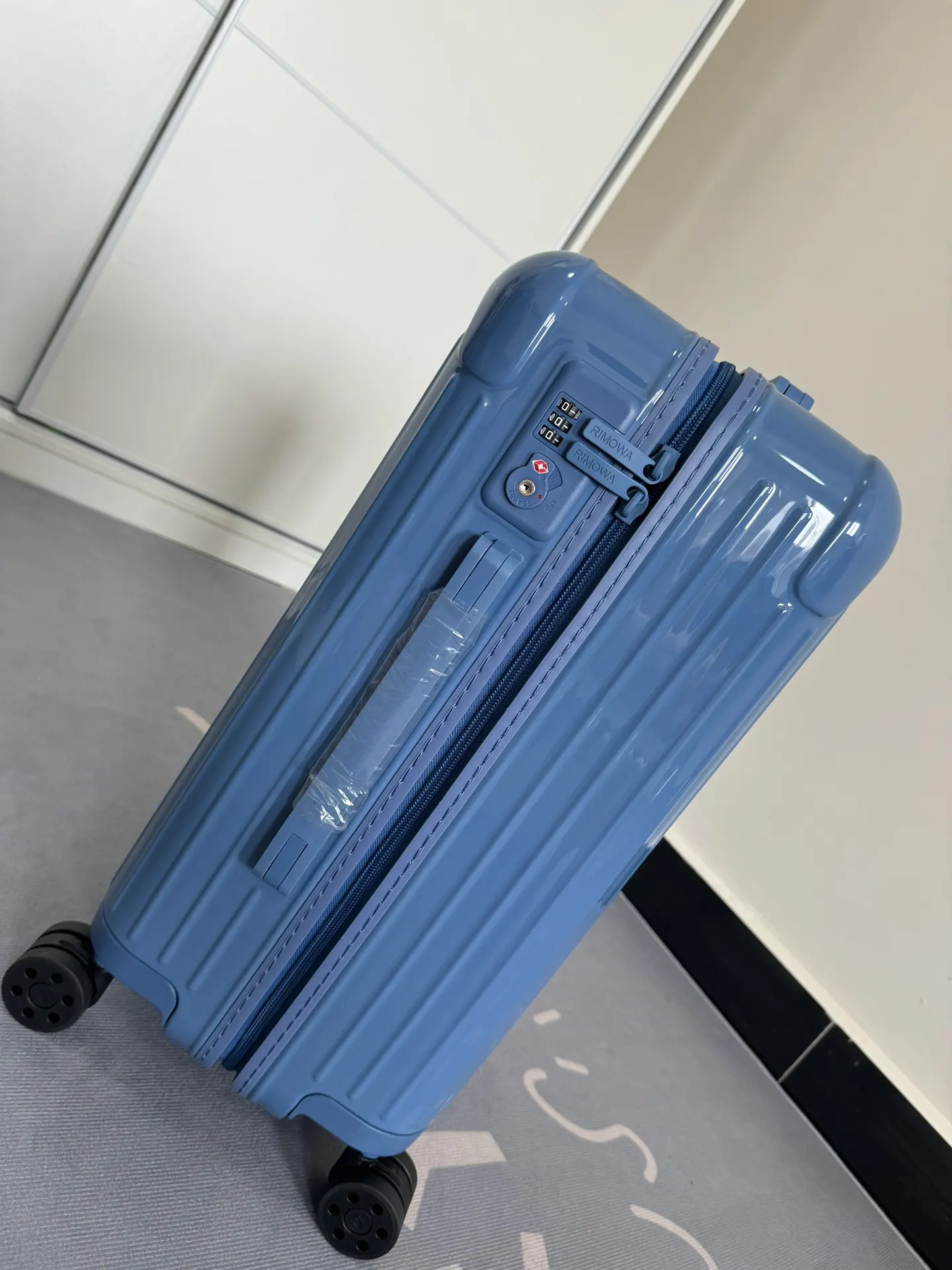 黑色 白色 Essential系列 湖水藍 尺寸 行李箱 旅行拉杆款 輕便出行款