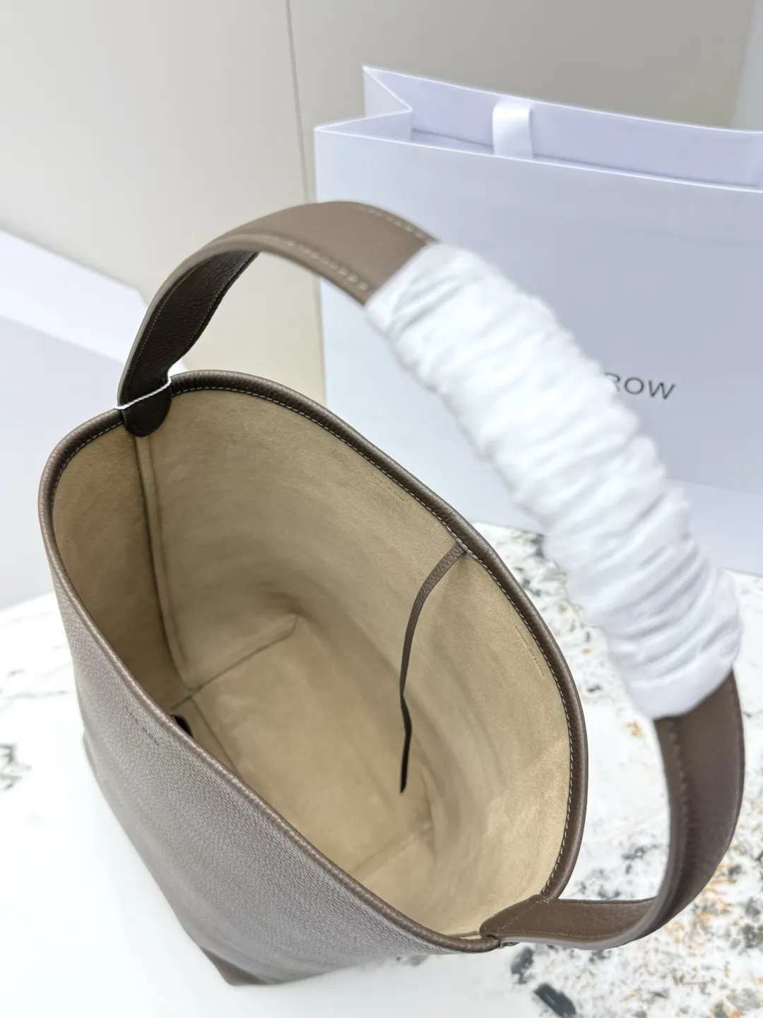 小牛皮 大容量轻便水桶手提包 可腋下可手提 简约而不张扬 托特包 大容量托特款