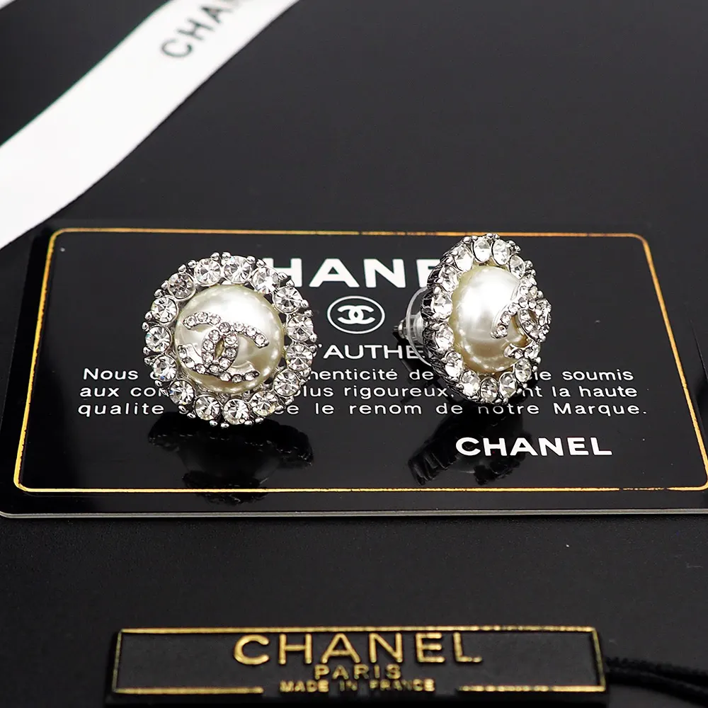Chanel 珍珠 耳钉 小巧点缀 耳饰