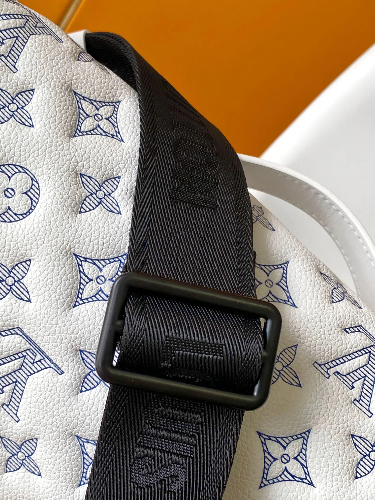 LV fanny pack, casual breast bag Image 7 LV fanny pack, casual breast bag Image 7