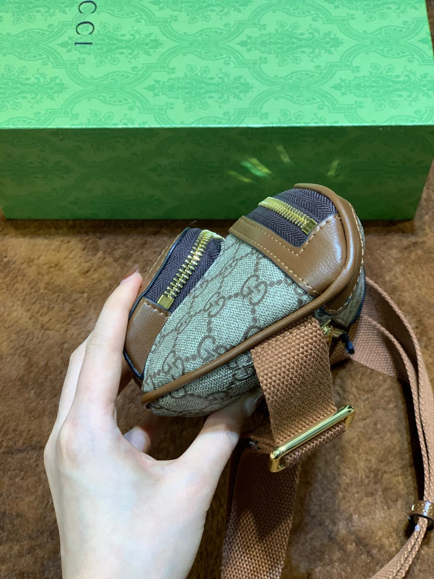 棕色 米色 牛皮 不同材质 色和品牌彼此交织 令单品散发出浓郁的复古 腰包 休闲腰包款