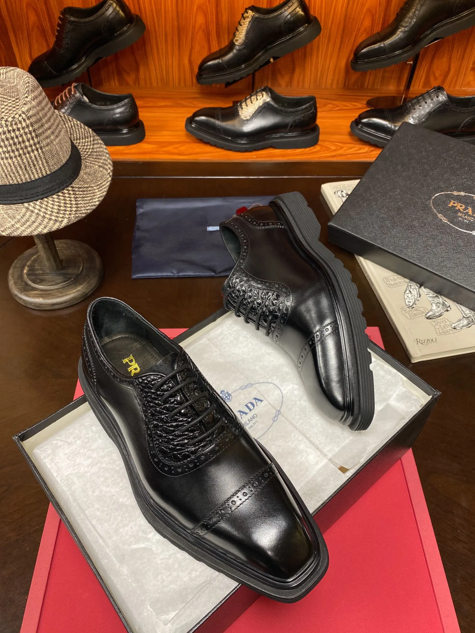 Prada 鳄鱼皮 牛皮 休闲鞋 舒适