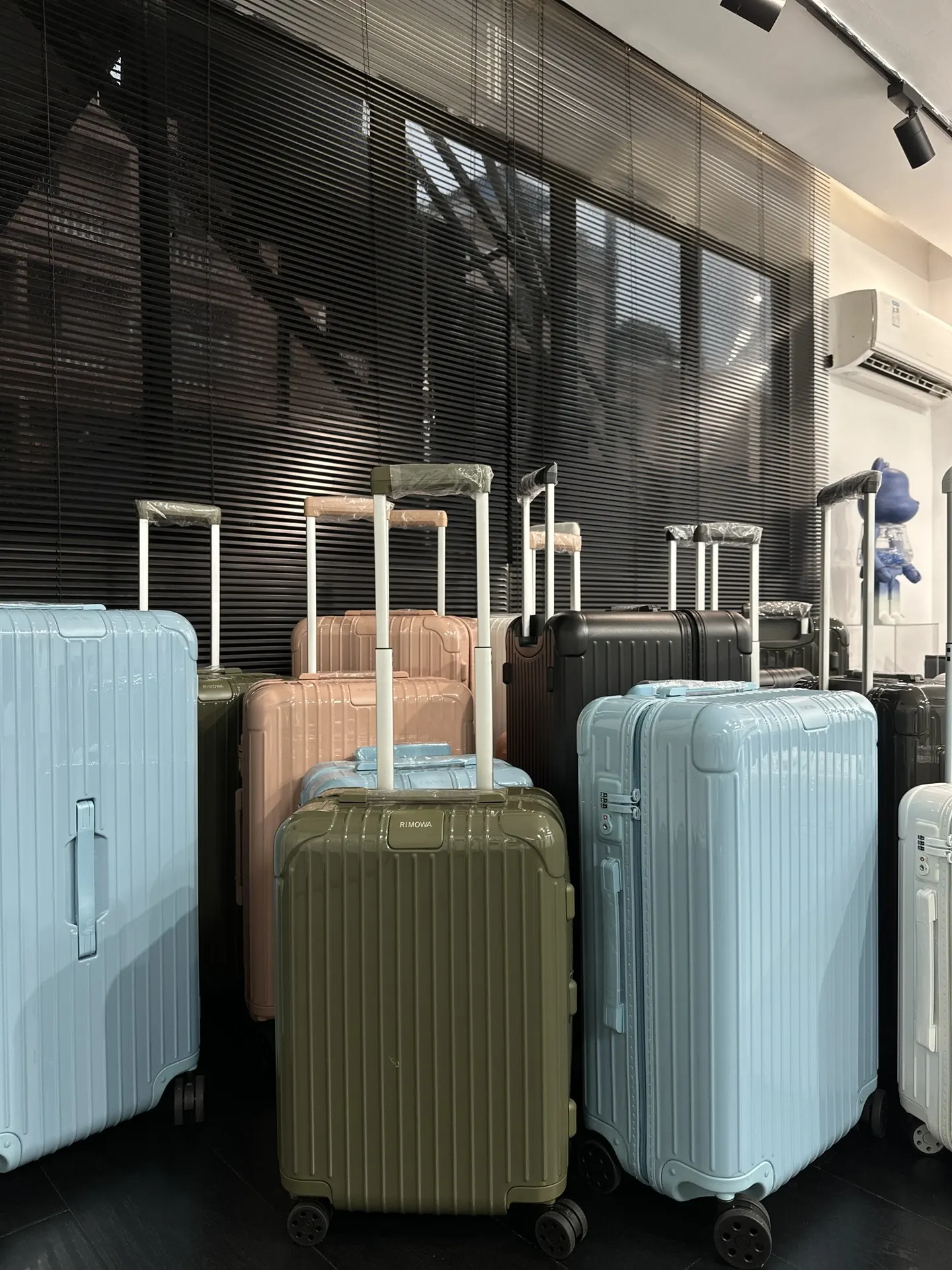 收到一批zheng品行李箱 都是 来的 旅行拉杆款 轻便出行款