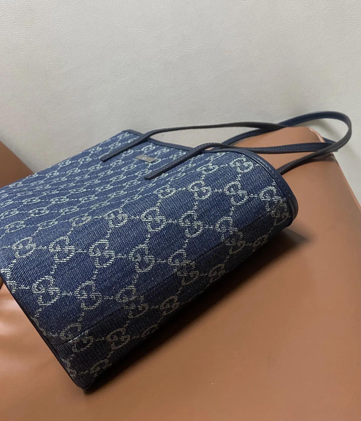 Gucci 帆布 GG涂层帆布与织带的搭 为精致的造型增添了标志性的点 托特包 大容量托特款
