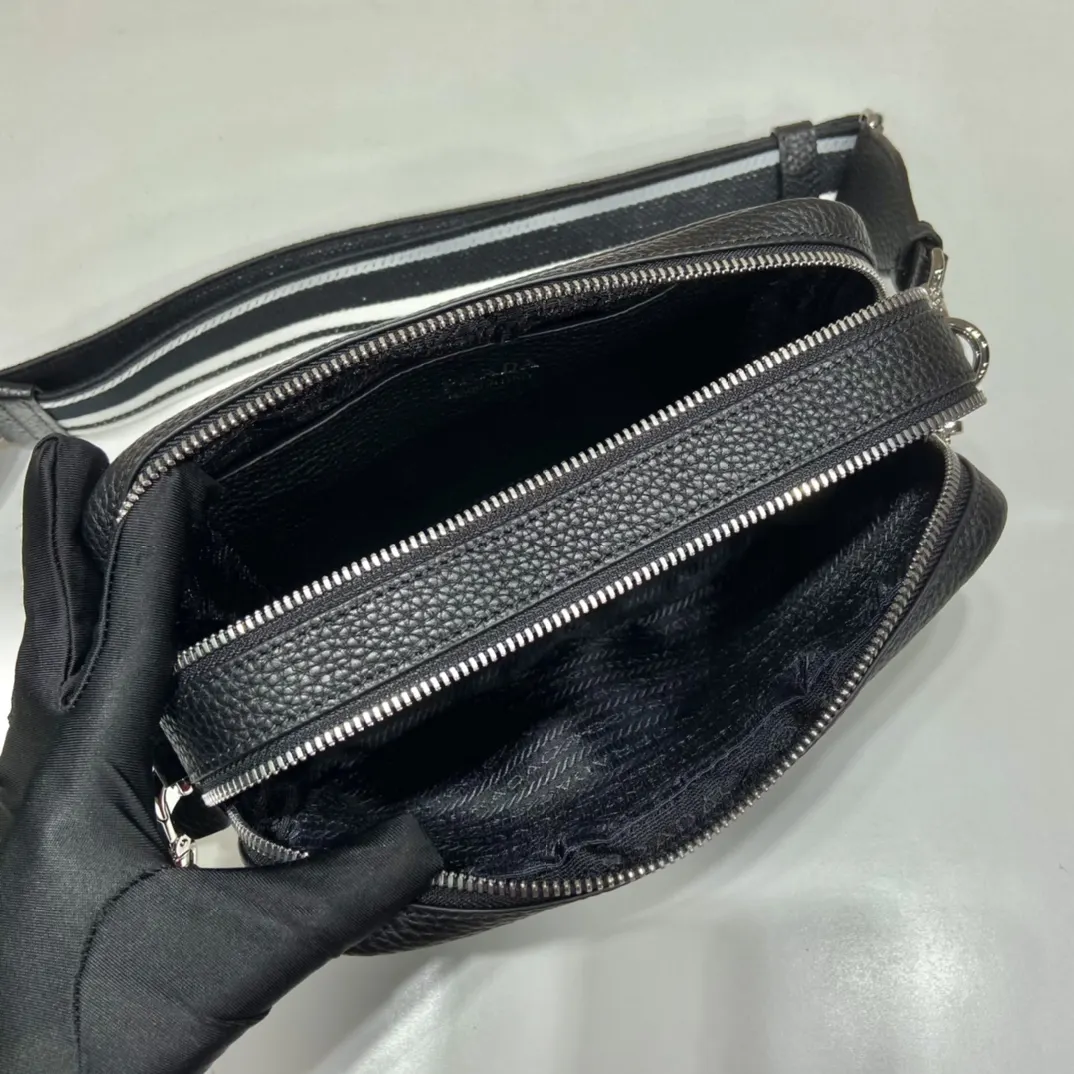 PRADA 鹿皮 牛皮 双肩背包 轻便实用款