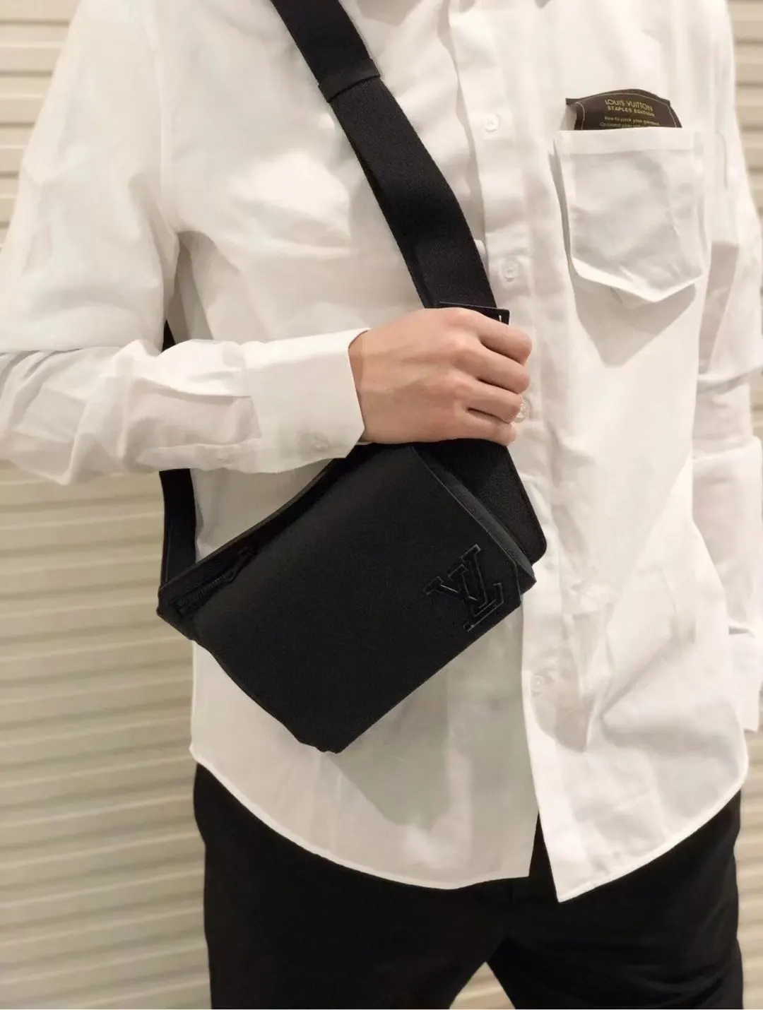 LV 小牛皮 钝角翻盖和磁扣开启充裕主隔层 拉链袋再添一重保护 腰包 休闲腰包款