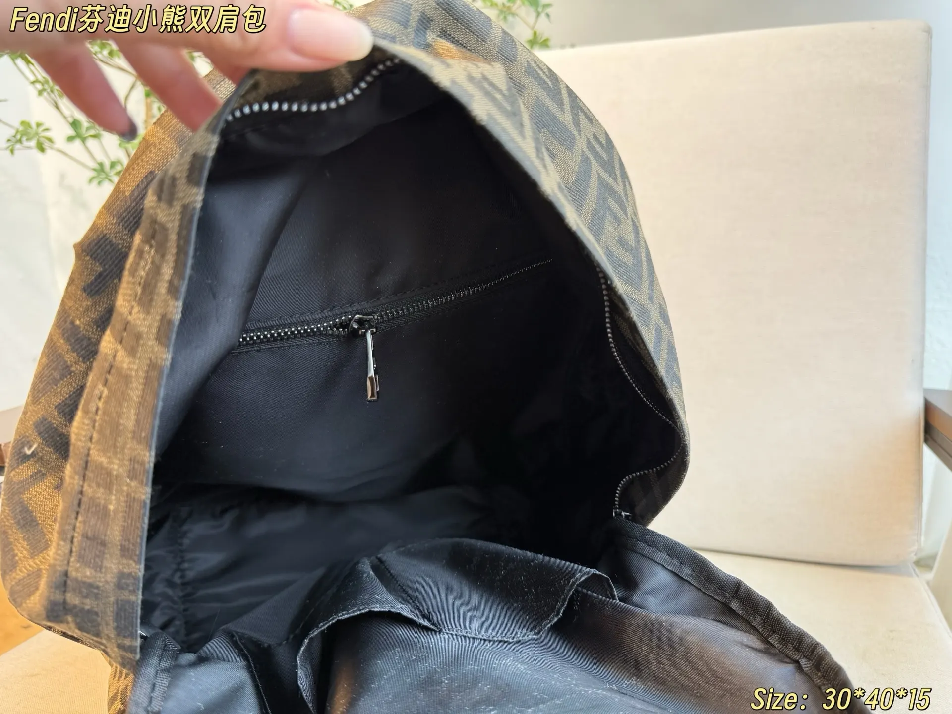 Fendi 芬迪小熊雙肩包 可可爱爱的小熊玩偶公仔 雙肩功能强大 实用雙肩款