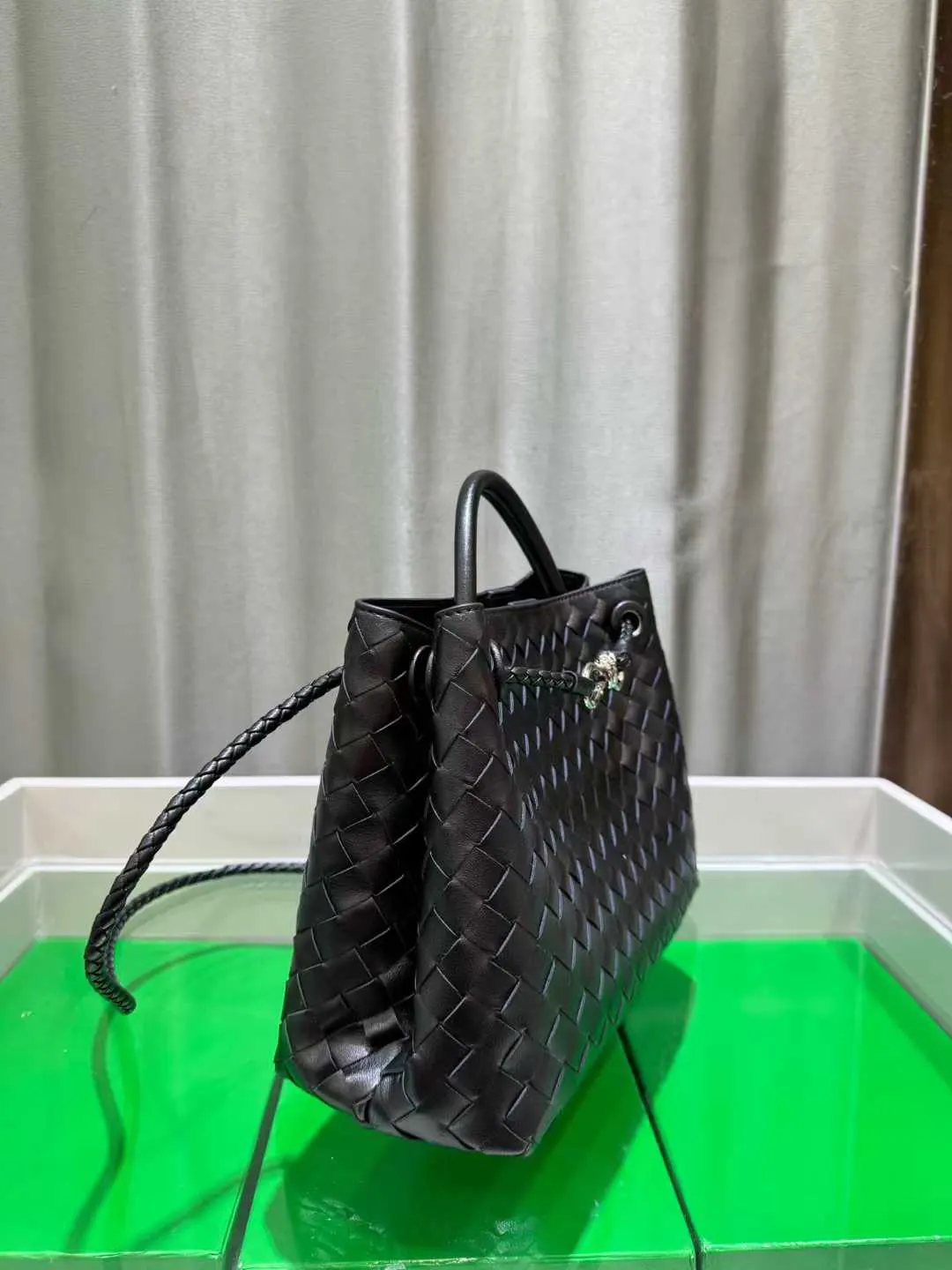 Bottega Veneta 黑色 银色 斜挎包 轻便斜挎款