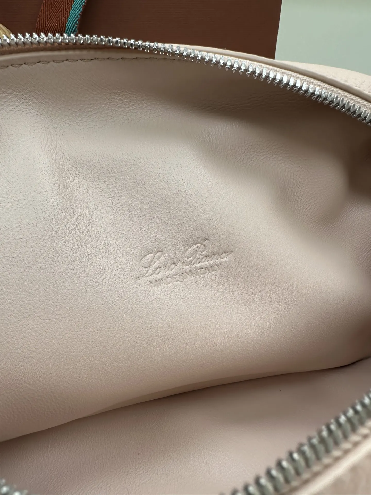 Crossbody Bag Lightweight Leather Image 9 Crossbody Bag Lightweight Leather Image 9