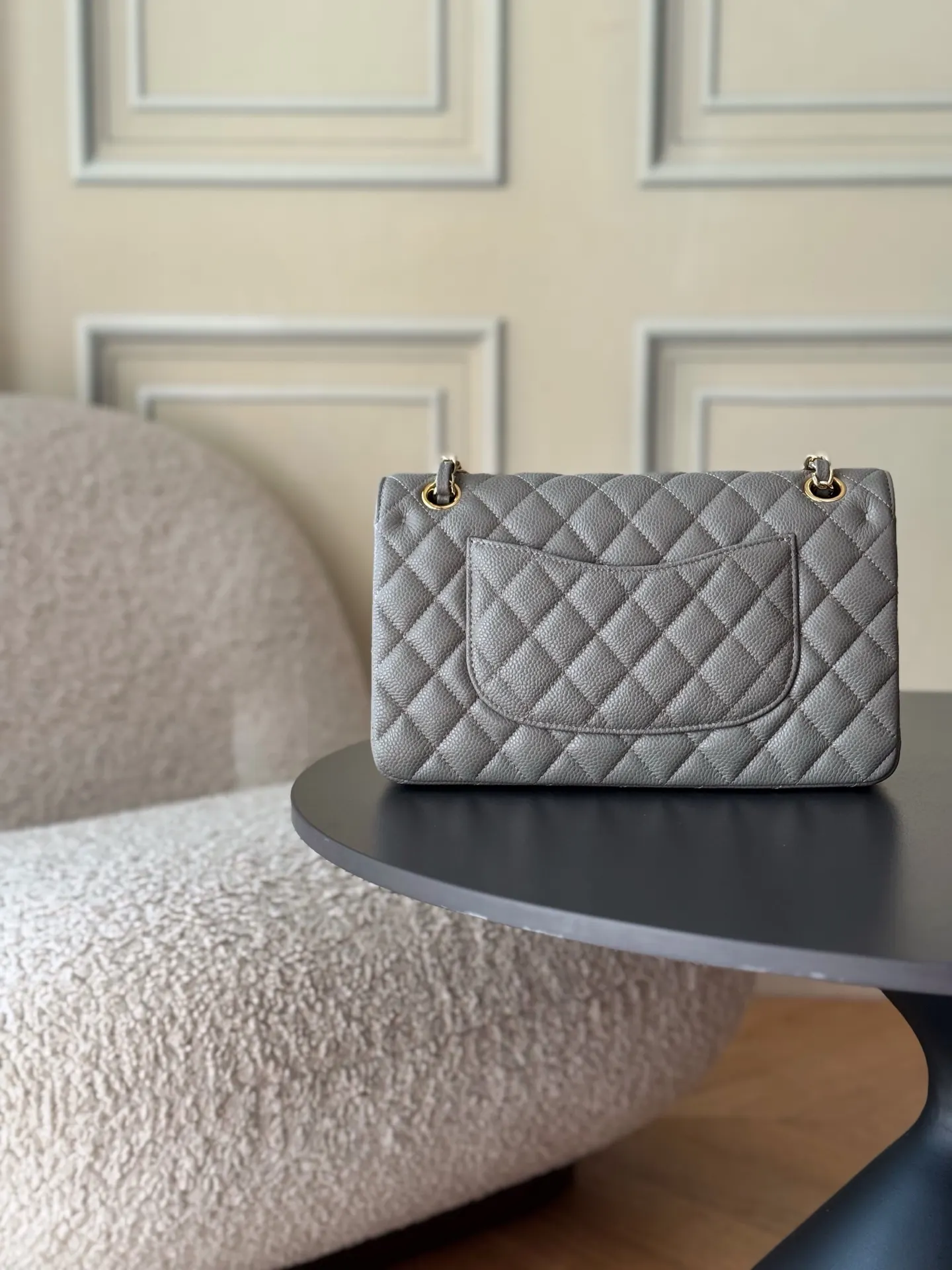 Chanel 深灰色魚子醬牛皮翻蓋鏈條包 金扣