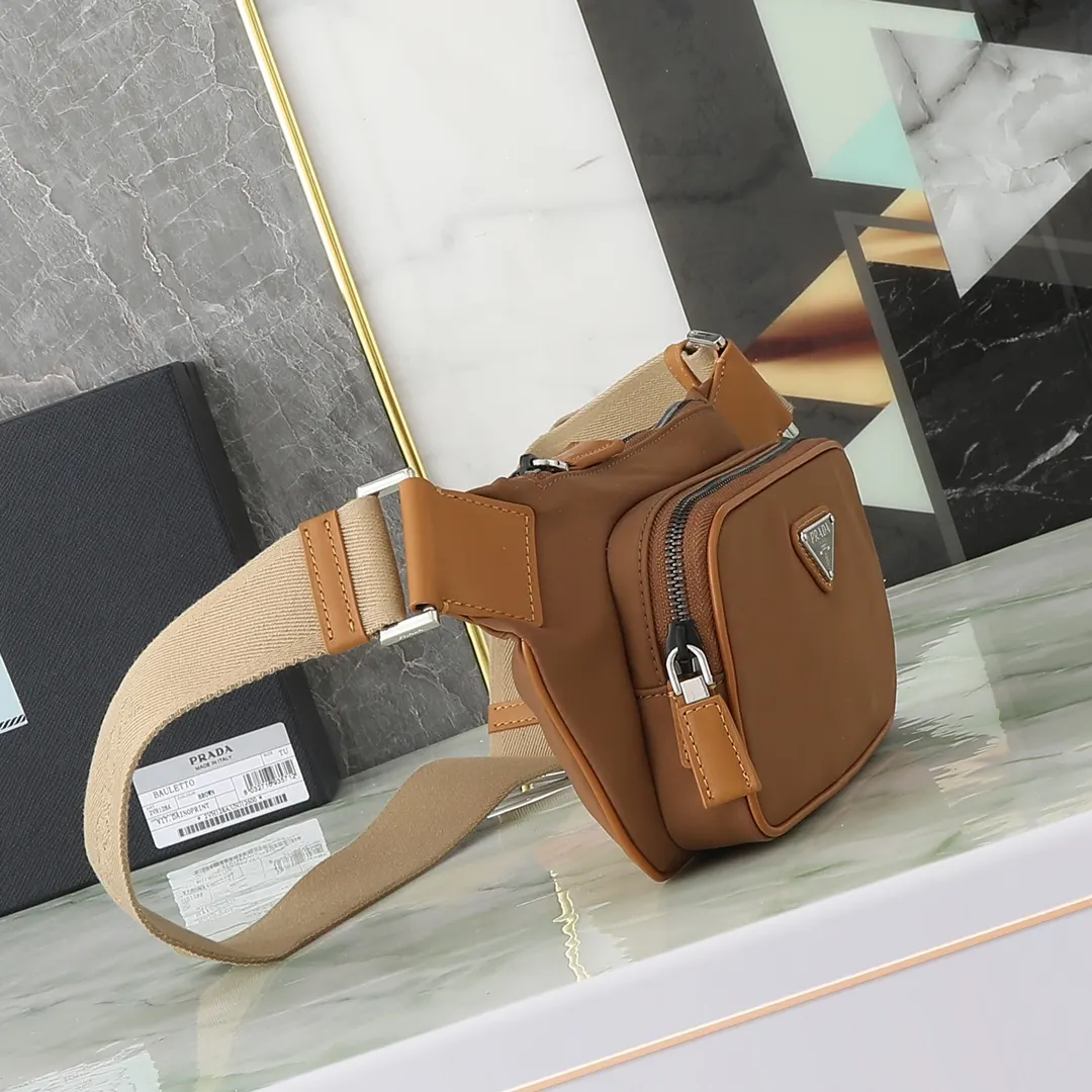 PRADA 腰包 轻便实用款
