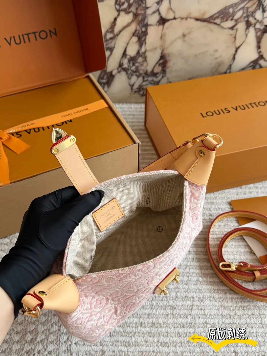 LV 老花 粉色 丹宁 盒 Pochette Mia 粉色刺绣丹宁 双肩包 实用双肩款