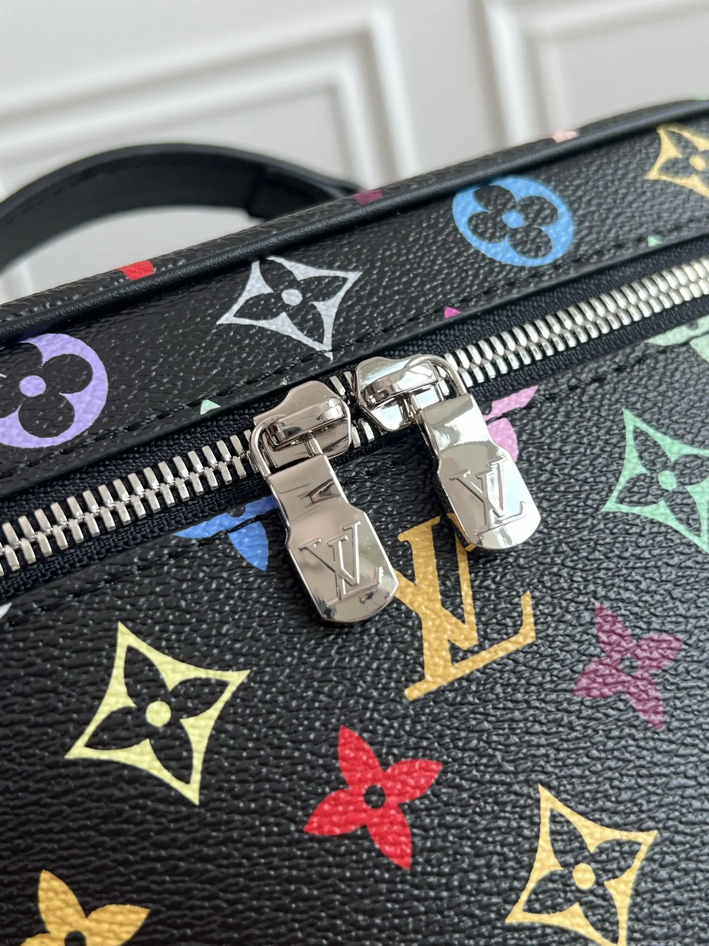 LV 帆布 烟花 庆祝 黑 白彩本 化妝包 便携收納款