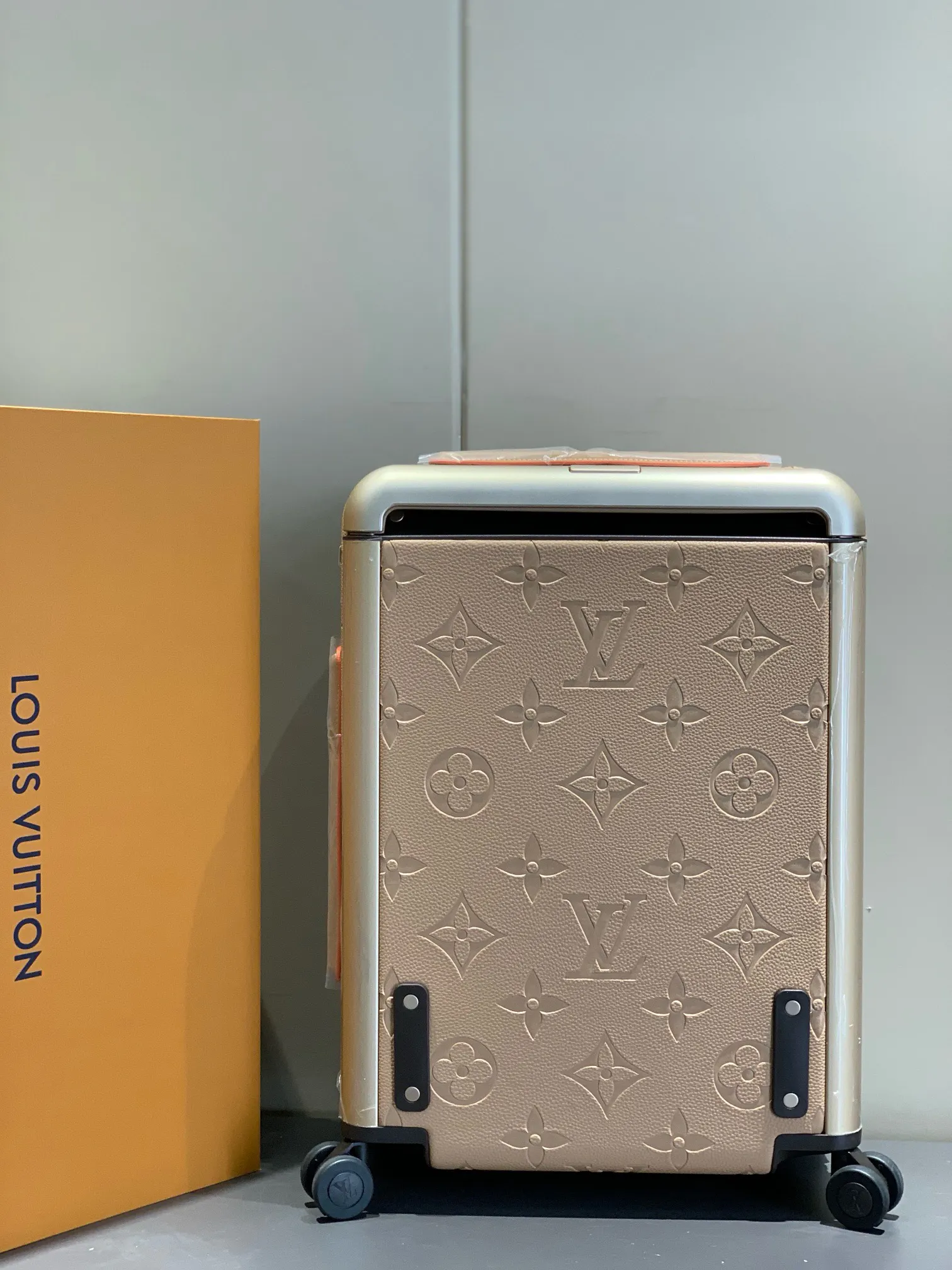 Louis Vuitton Travel Suitcase Travel Lightweight Image 9 Louis Vuitton Travel Suitcase Travel Lightweight Image 9