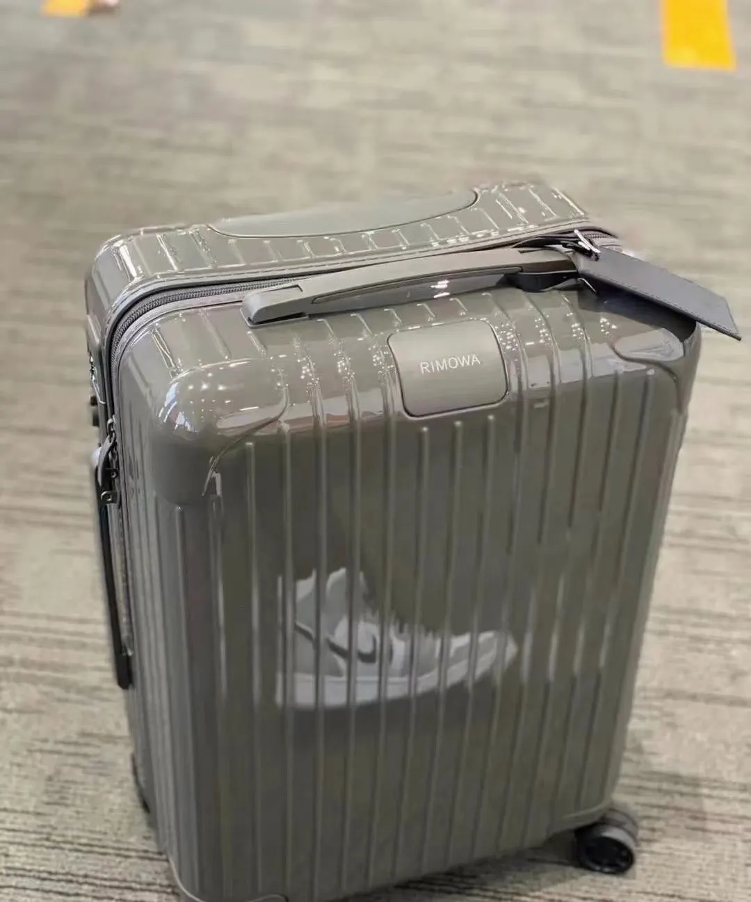 灰色 日默瓦RIMOWA Essential 系列 马卡龙 行李箱 旅行拉杆款 輕便出行款