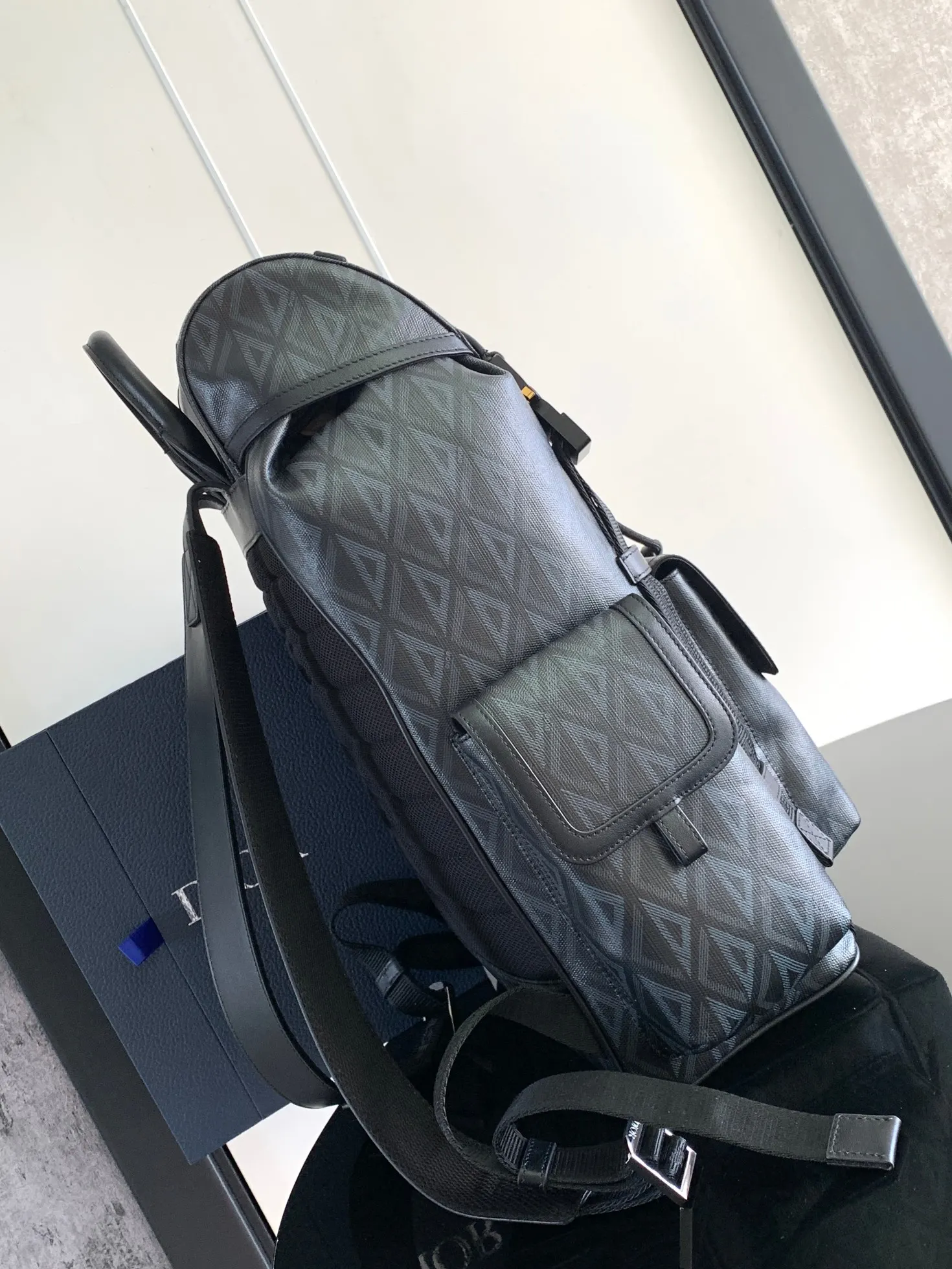 灰色 牛皮 Hit the Road 双肩背包是本季的全新 双肩包 实用双肩款