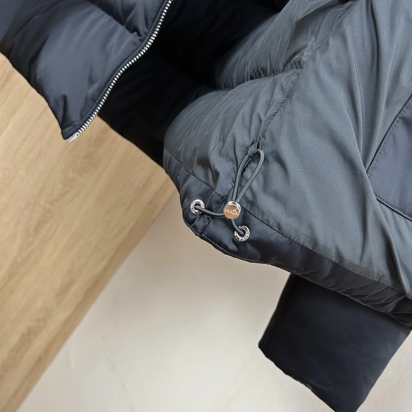 PRADA 三角标 羽绒服 通勤休闲款