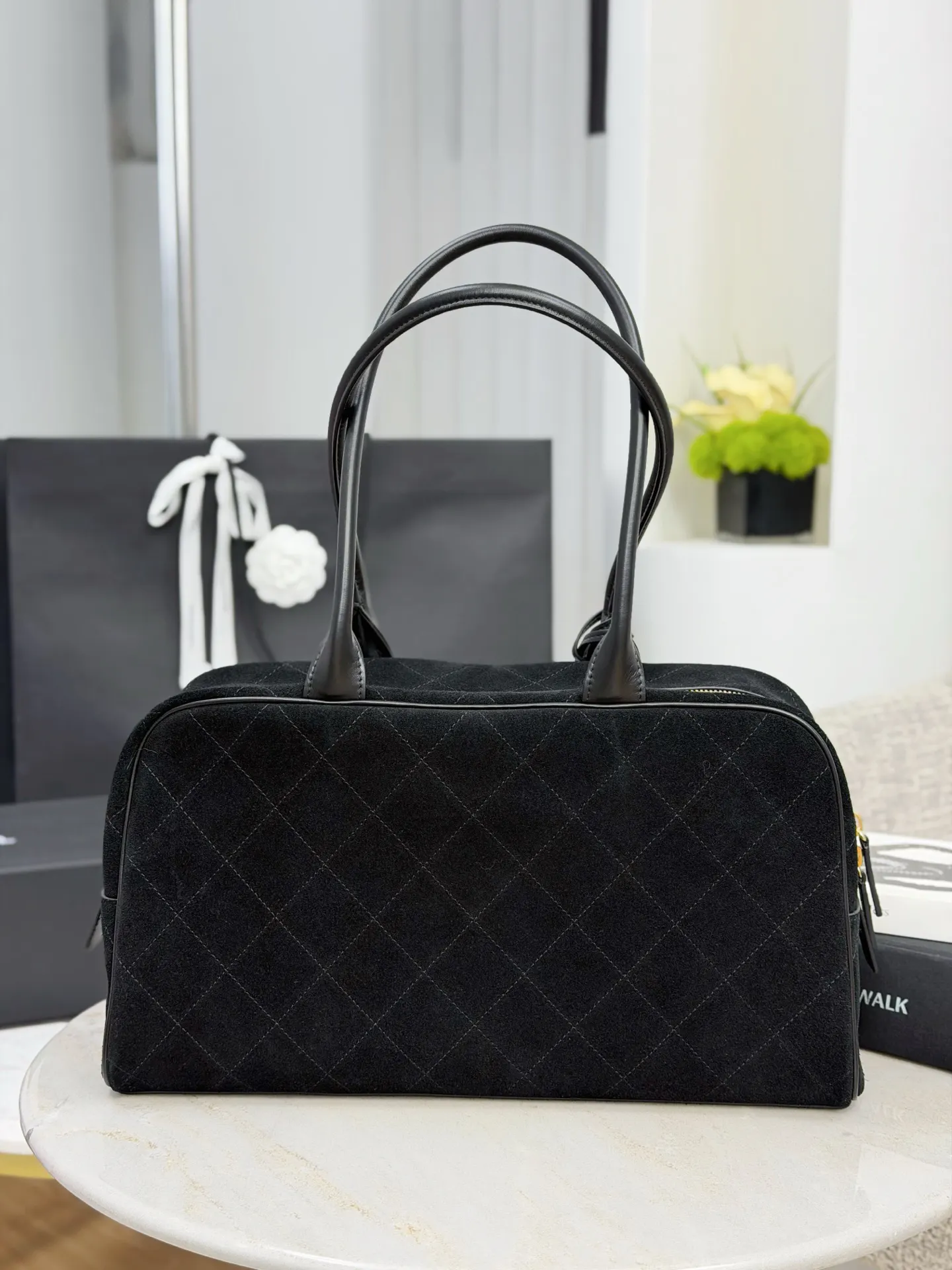 Chanel 黑色牛皮19 Bag链条包 金扣手提
