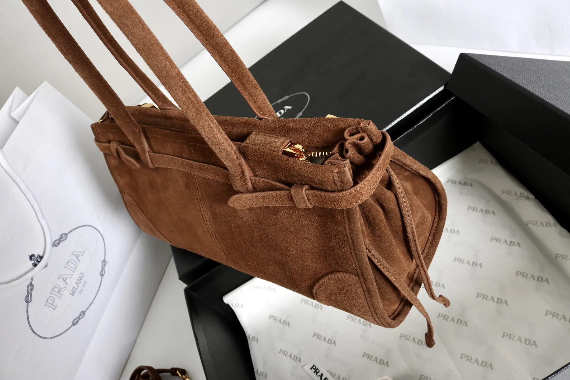 Prada 漆皮 斜挎包