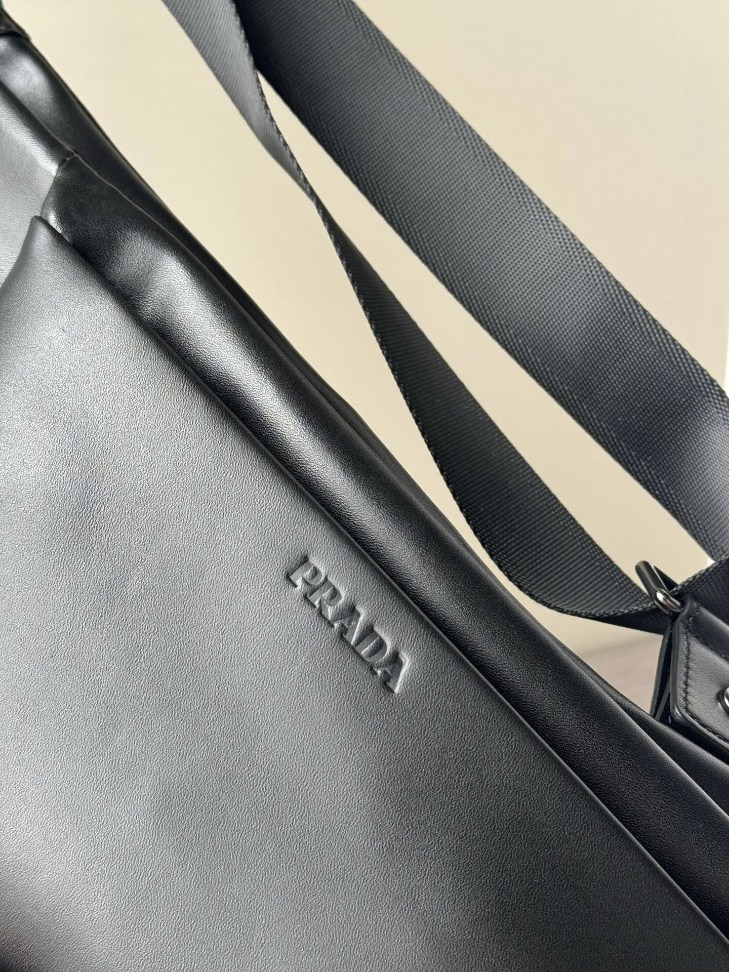 Prada 黑色 牛皮 Logo 腰包 轻便实用