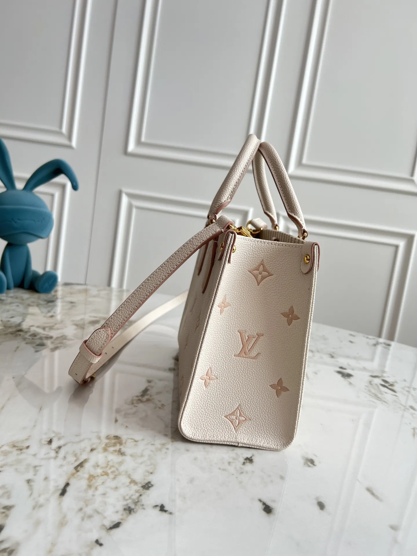 LV OnTheGo Light-Tone Tote Bag Image 2 LV OnTheGo Light-Tone Tote Bag Image 2