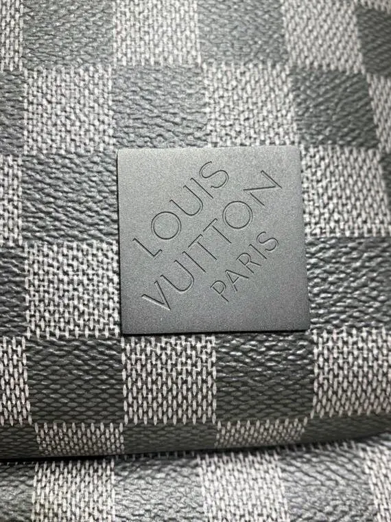 帆布 Avenue 雙肩包取材 Damier 实用雙肩款