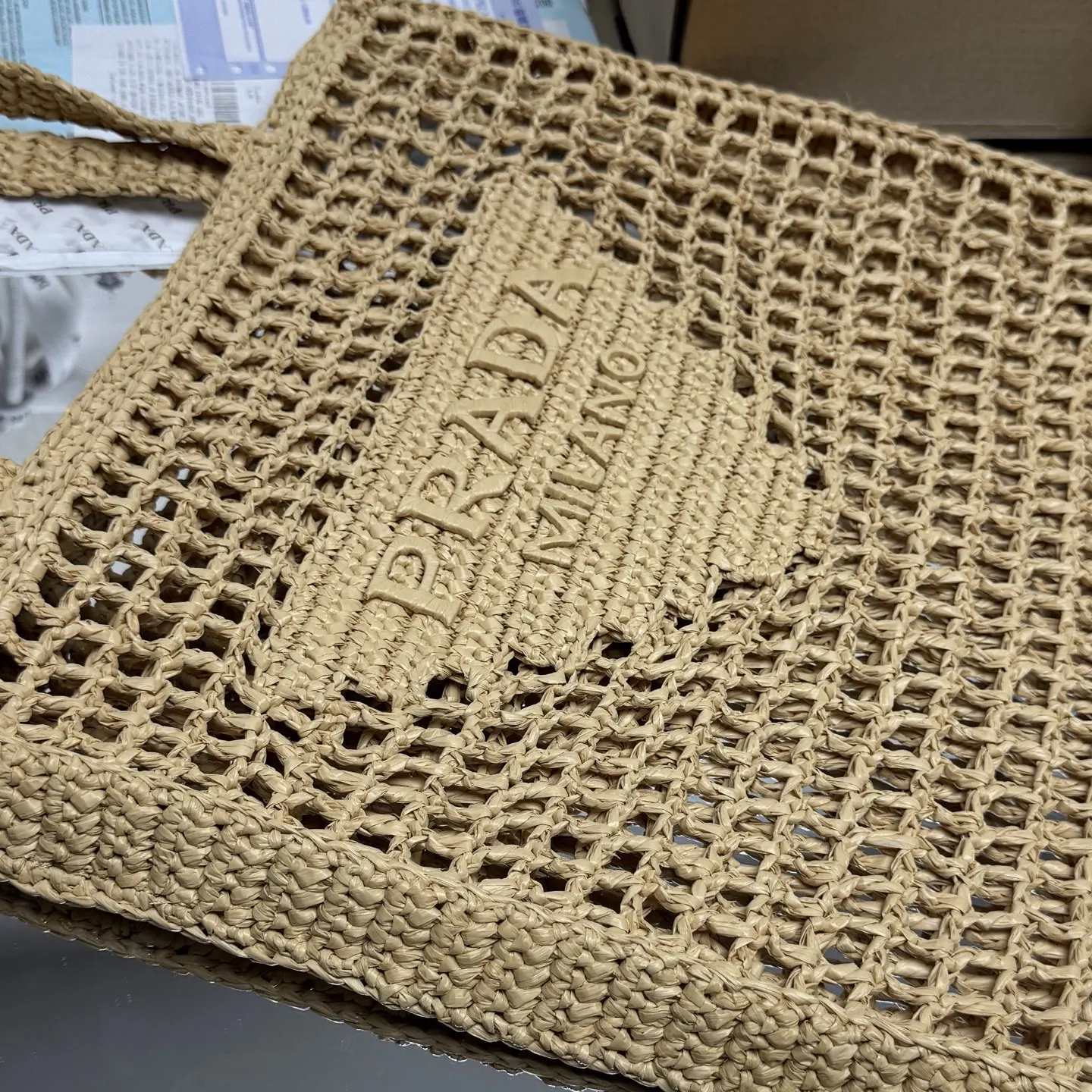 标志性的家三角形徽标焕新重释 装点包身正面 中心处饰 托特包 大容量托特款