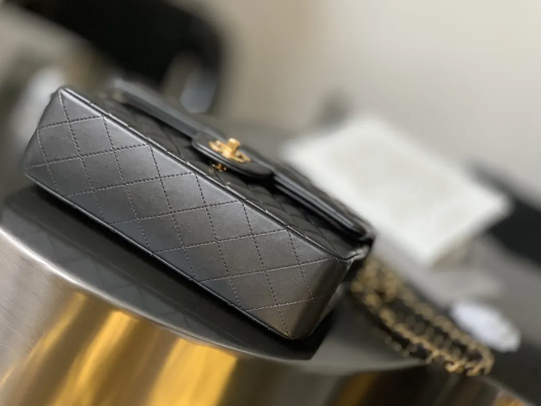 Chanel 羊皮翻蓋鏈條包 單肩斜挎(數字4) Chanel 羊皮翻蓋鏈條包 單肩斜挎(數字4)