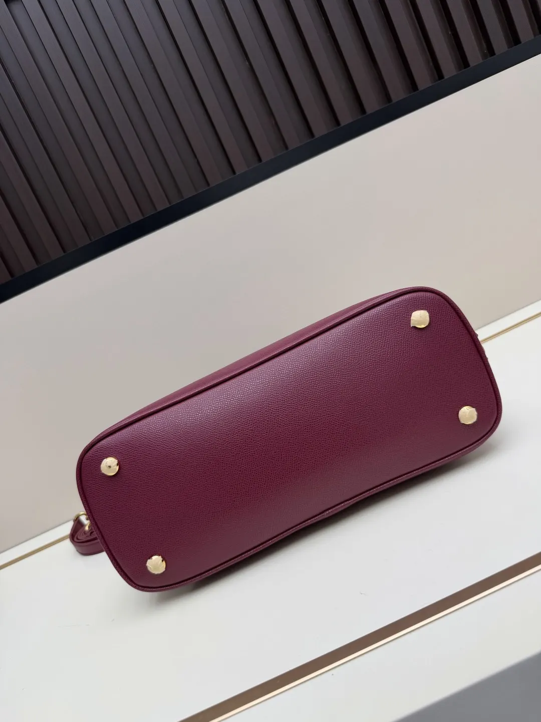 Prada Saffiano 十字纹牛皮 Logo 手提包