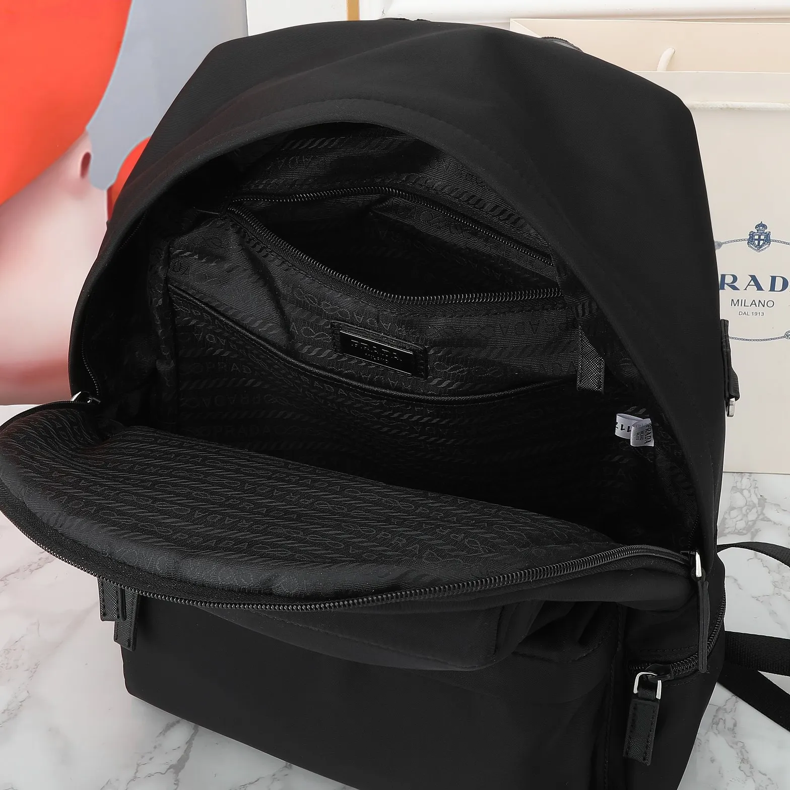 PRADA Re-Nylon尼龙 双肩背包 轻便实用款