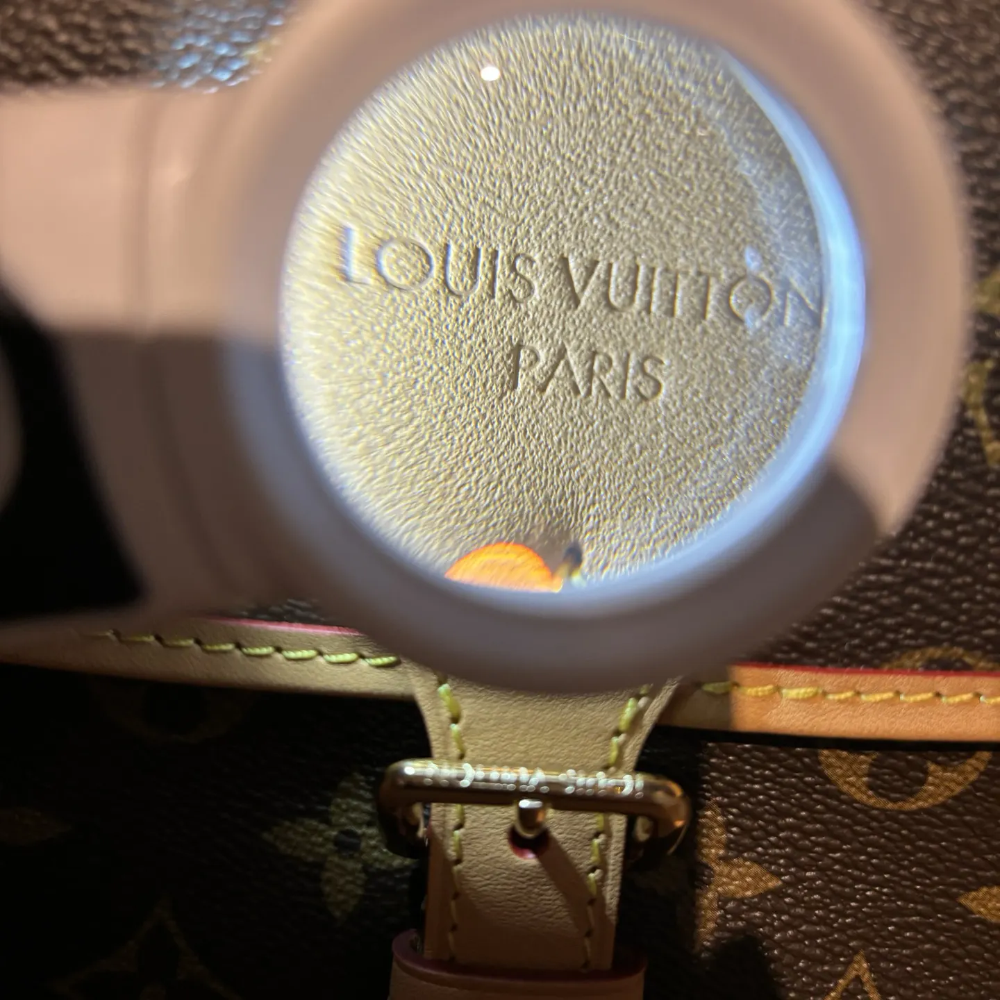 法棍包有 根肩带 一根是皮的 一根是编制的 自重都很 腋下包 復古腋下背款