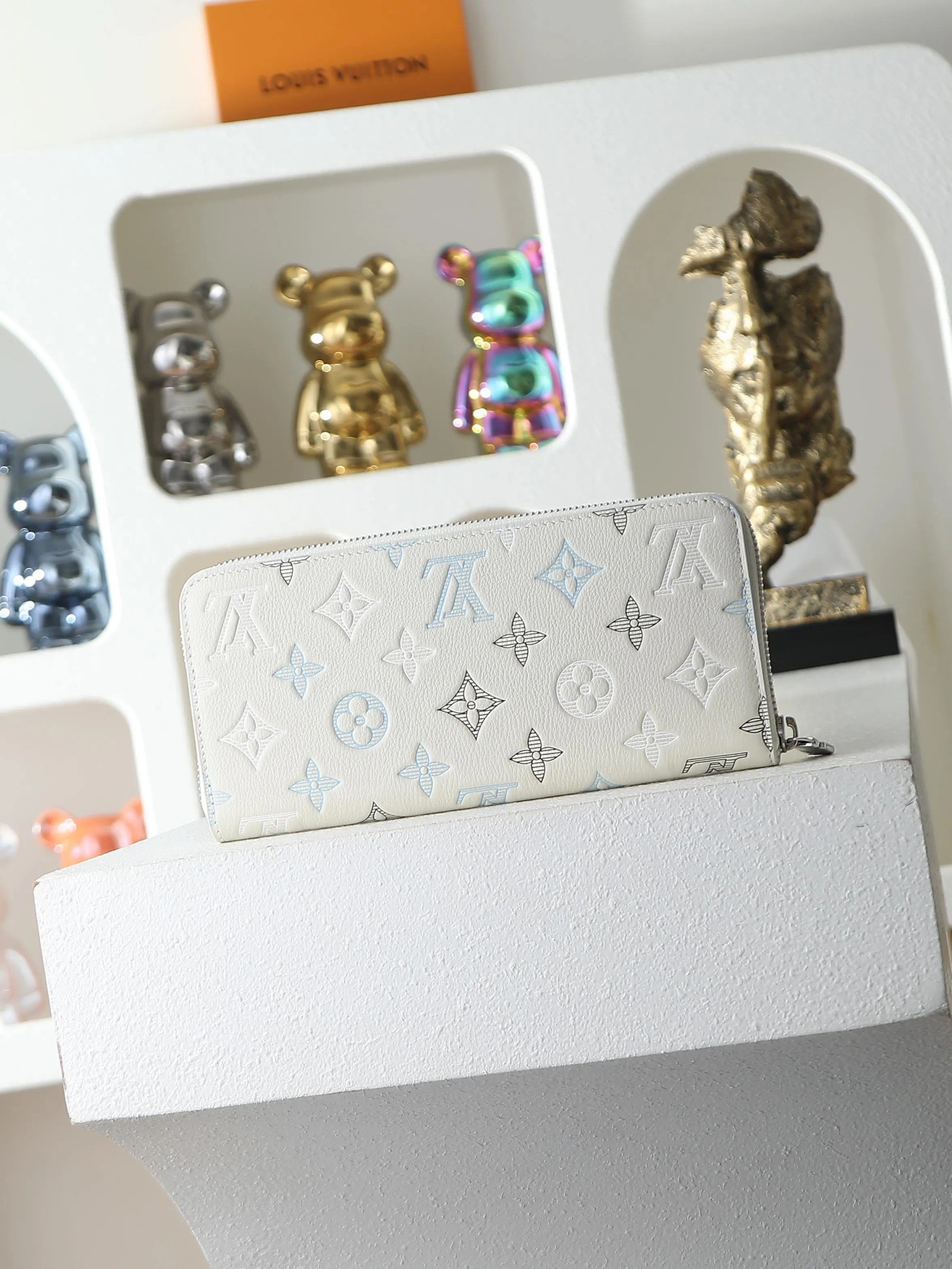 LV zipper wallet Image 2 LV zipper wallet Image 2