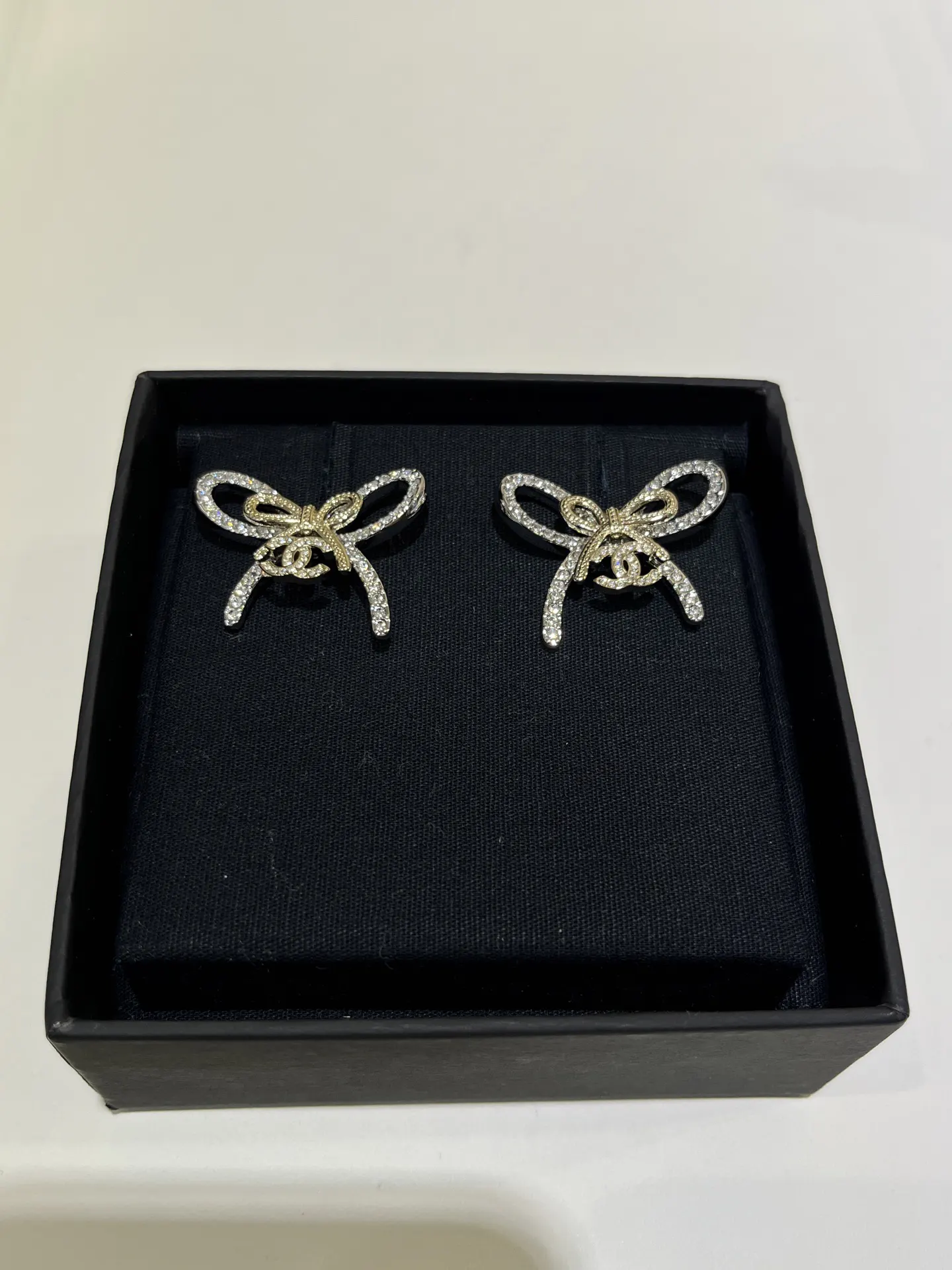 Chanel 拼色 双C 满钻 蝴蝶 耳钉 小巧点缀 耳饰